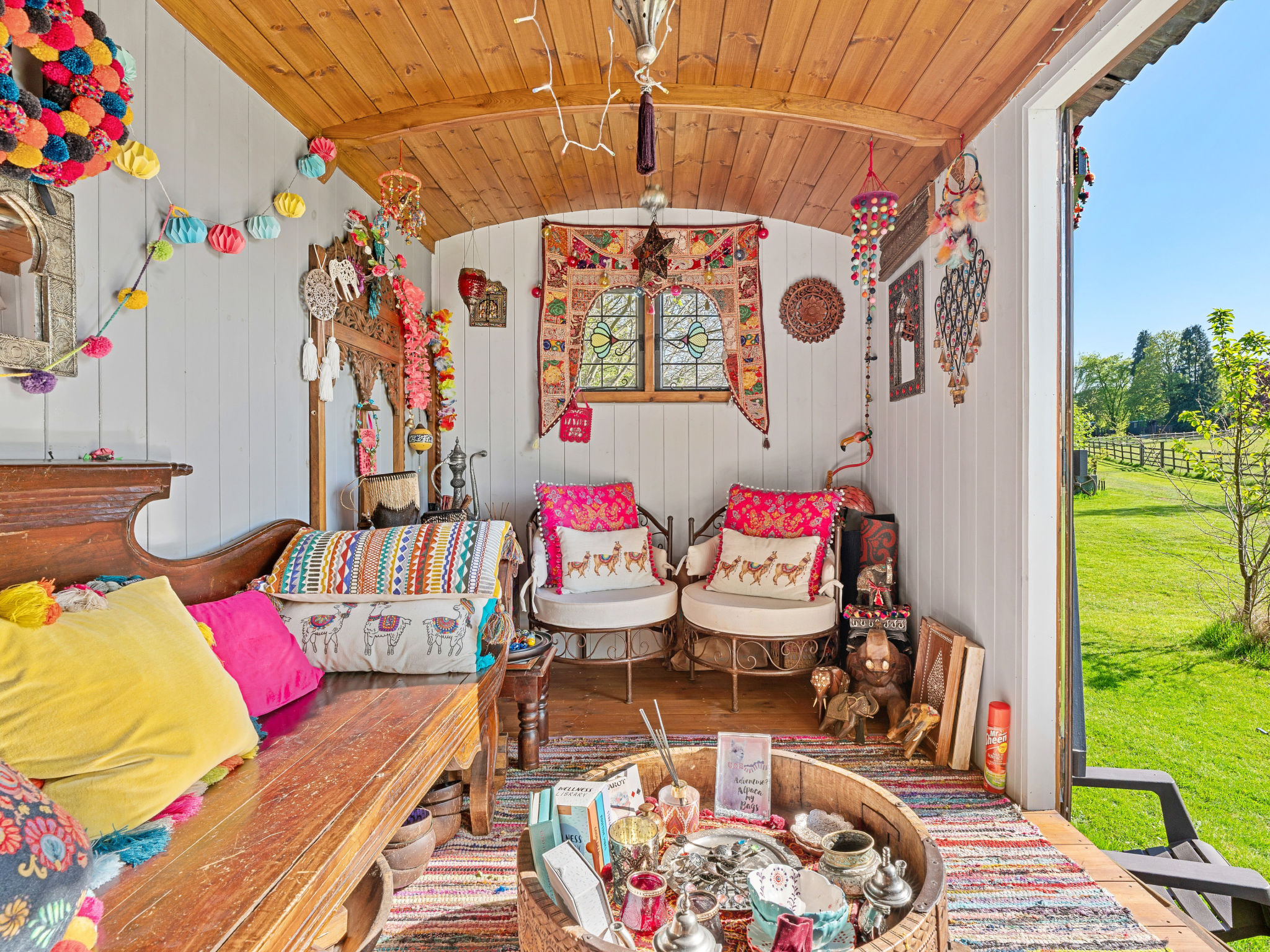 Shepherd's Hut at Hilltop Farm-Binnen