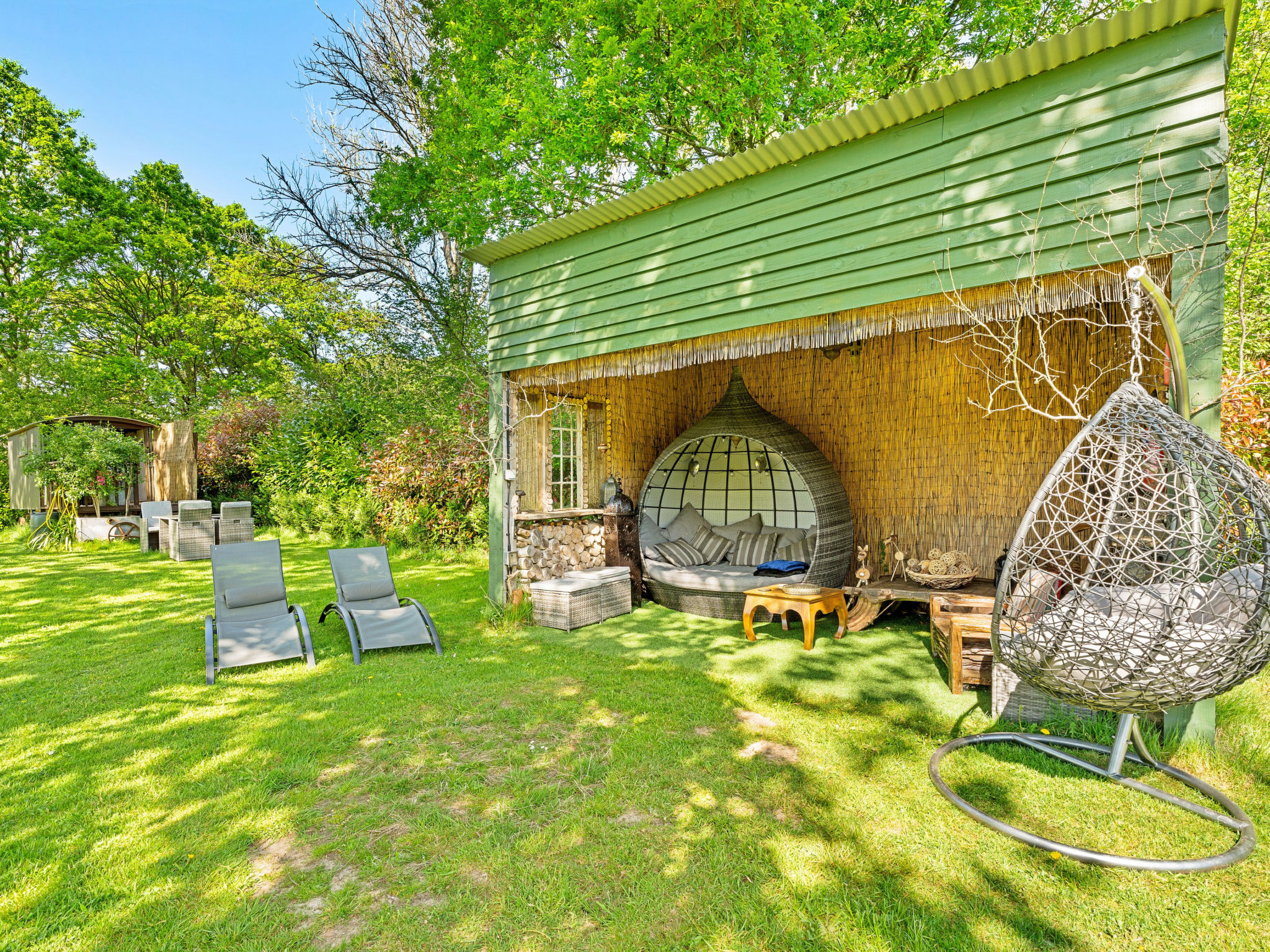 Shepherd's Hut at Hilltop Farm-Binnen