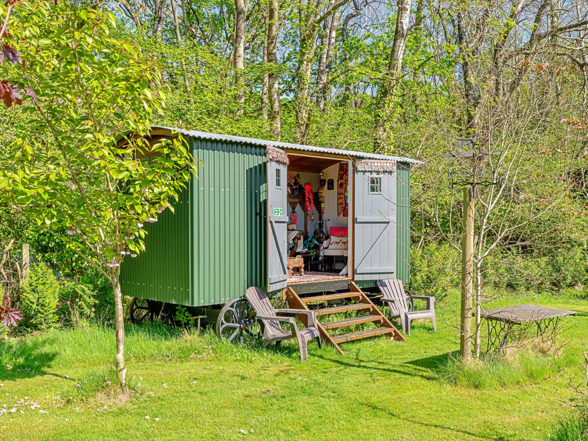 Shepherd's Hut at Hilltop Farm-Binnen