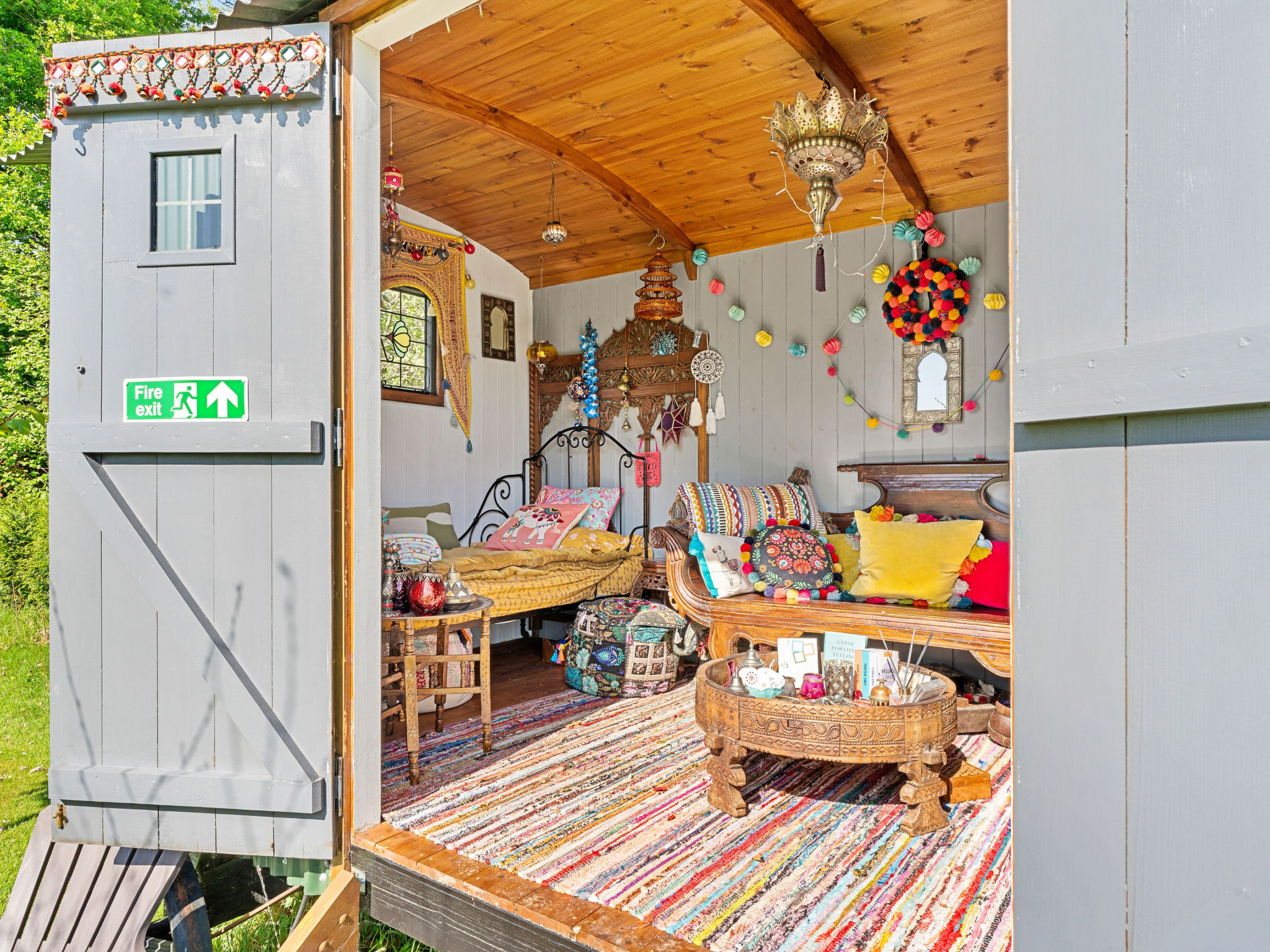 Shepherd's Hut at Hilltop Farm-Binnen