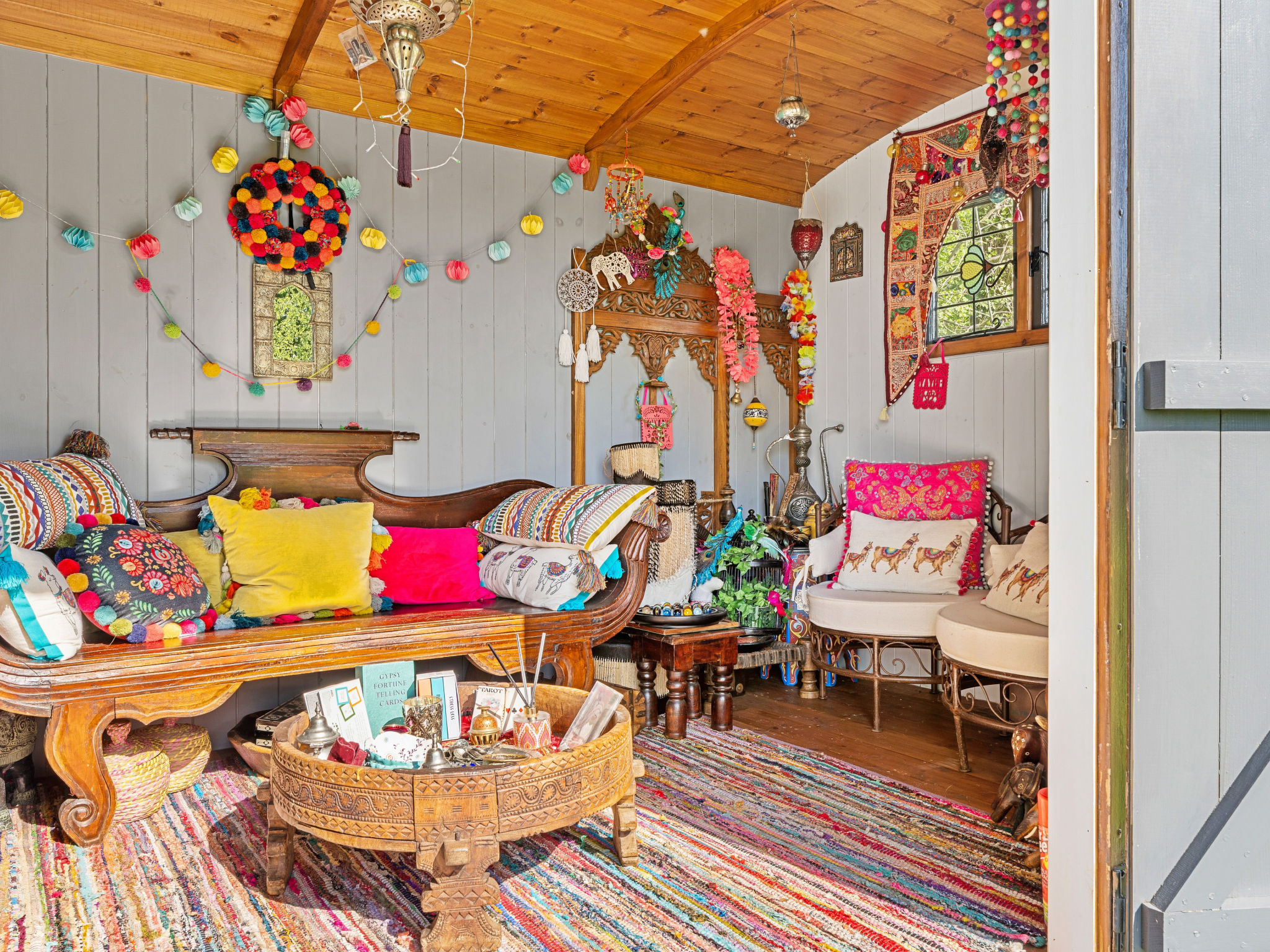 Shepherd's Hut at Hilltop Farm-Binnen