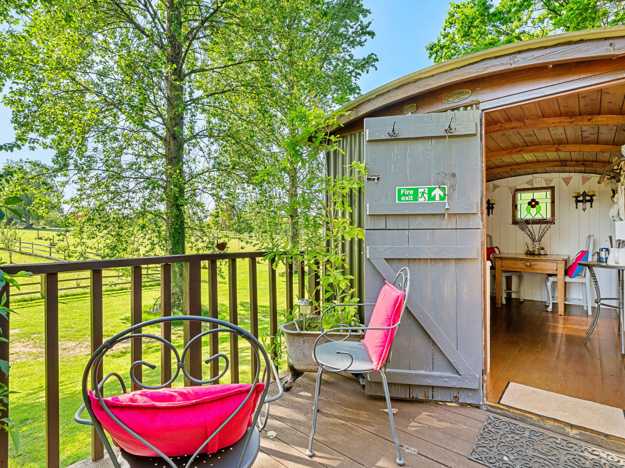 Shepherd's Hut at Hilltop Farm-Buiten