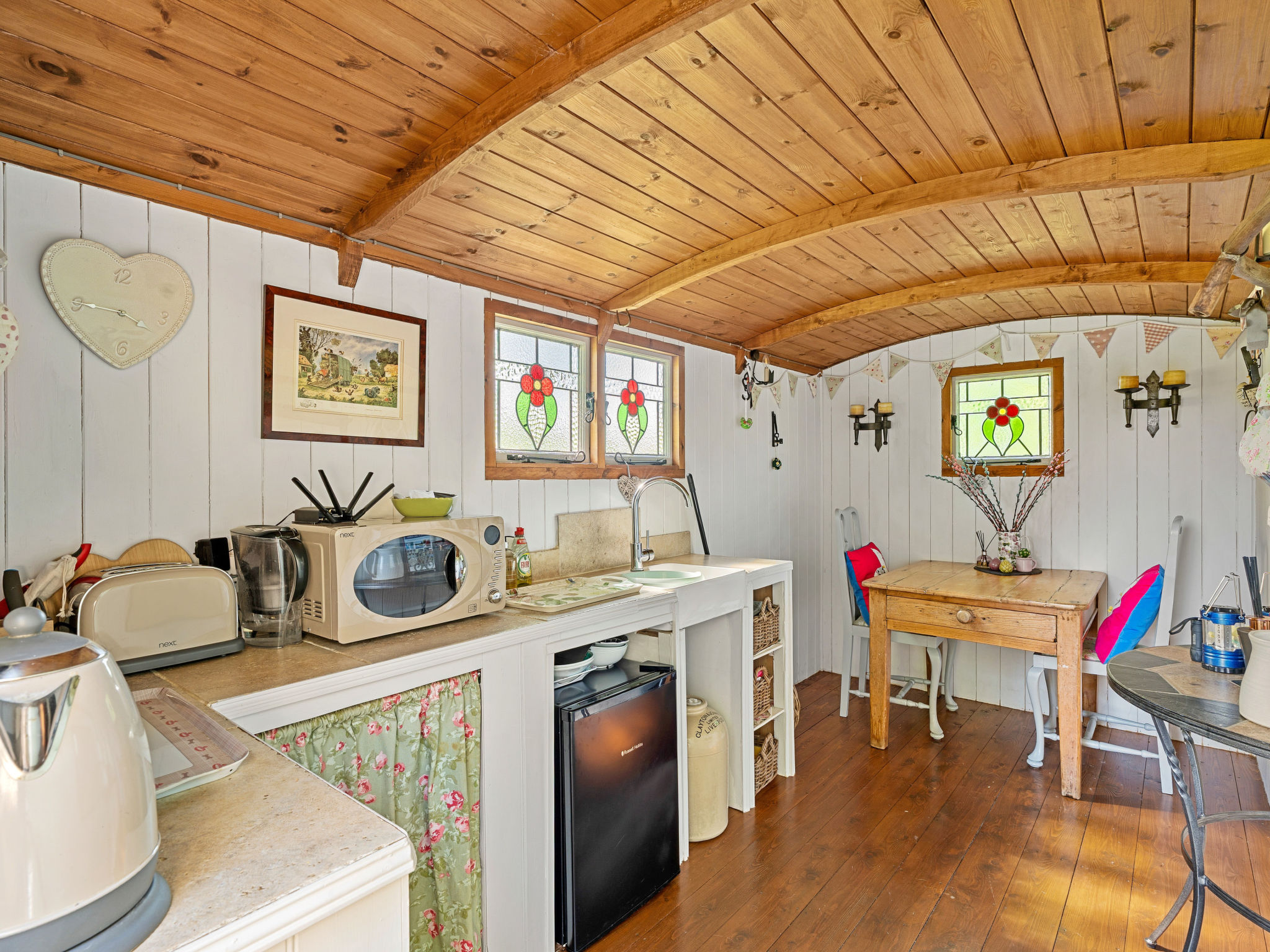 Shepherd's Hut at Hilltop Farm-Binnen