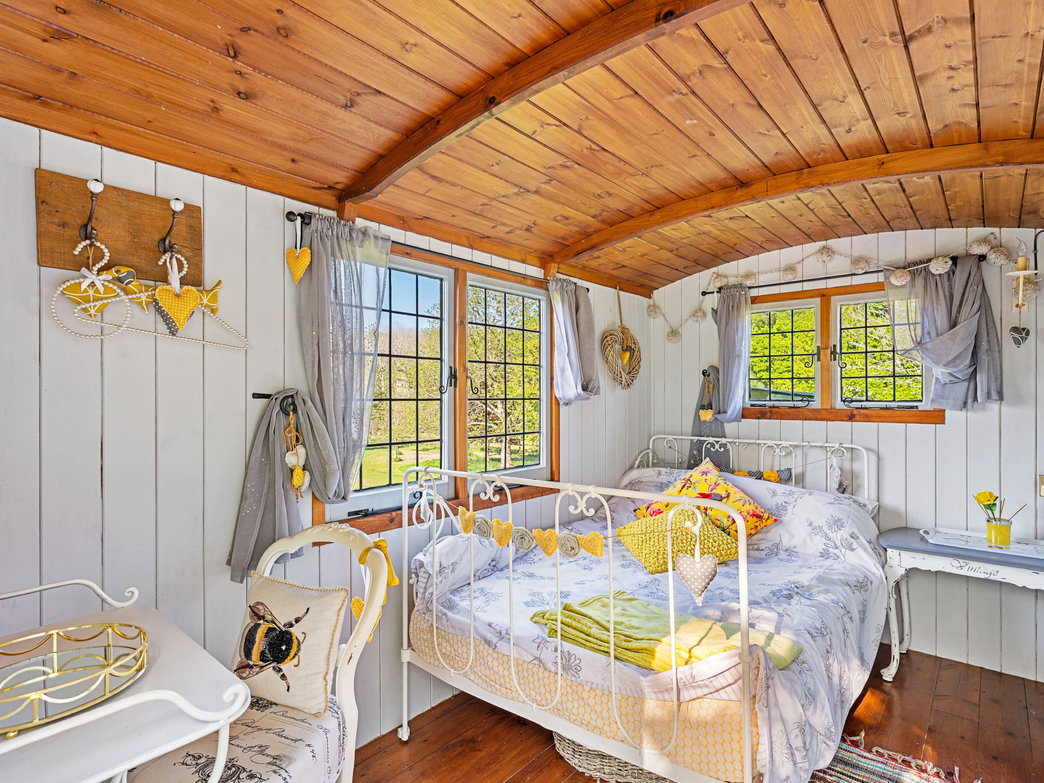 Shepherd's Hut at Hilltop Farm-Binnen
