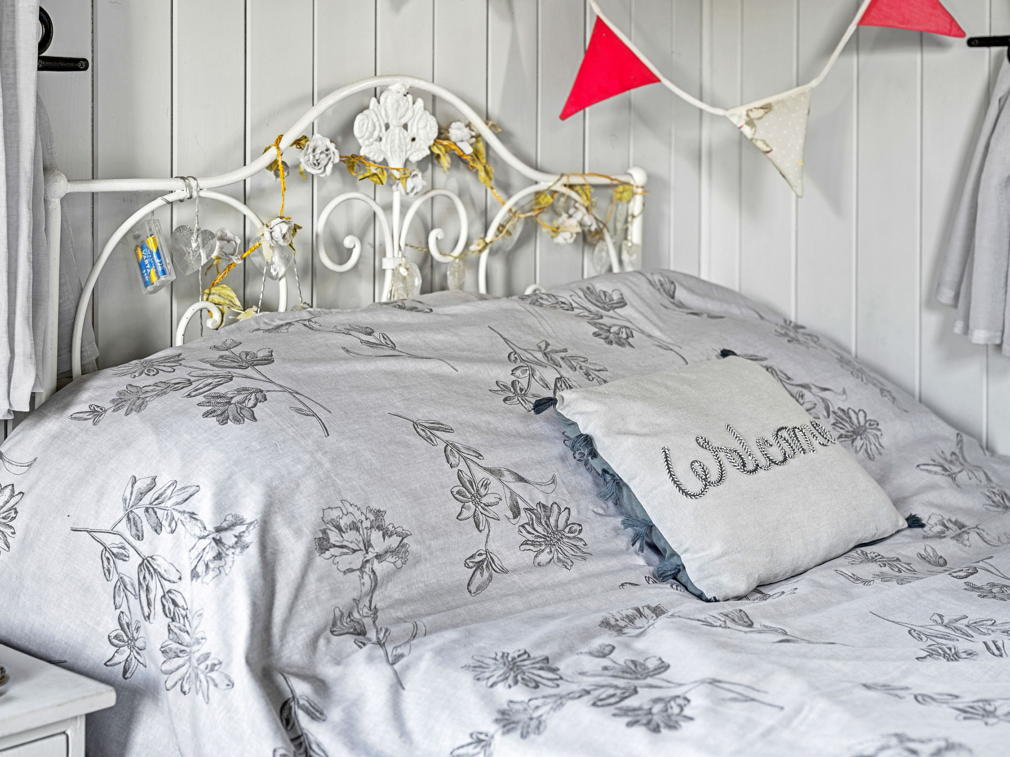 Shepherd's Hut at Hilltop Farm-Binnen