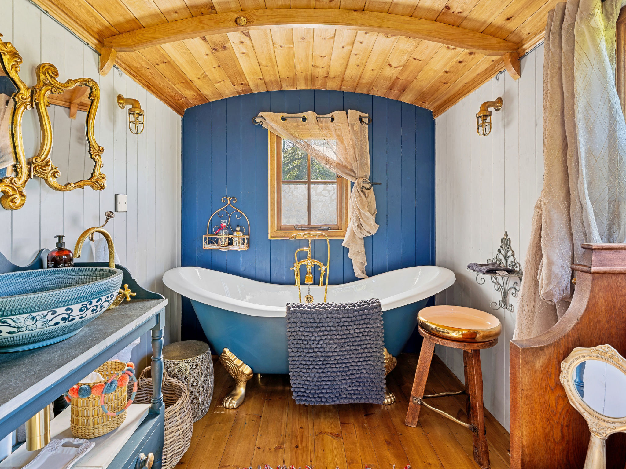 Shepherd's Hut at Hilltop Farm-Binnen