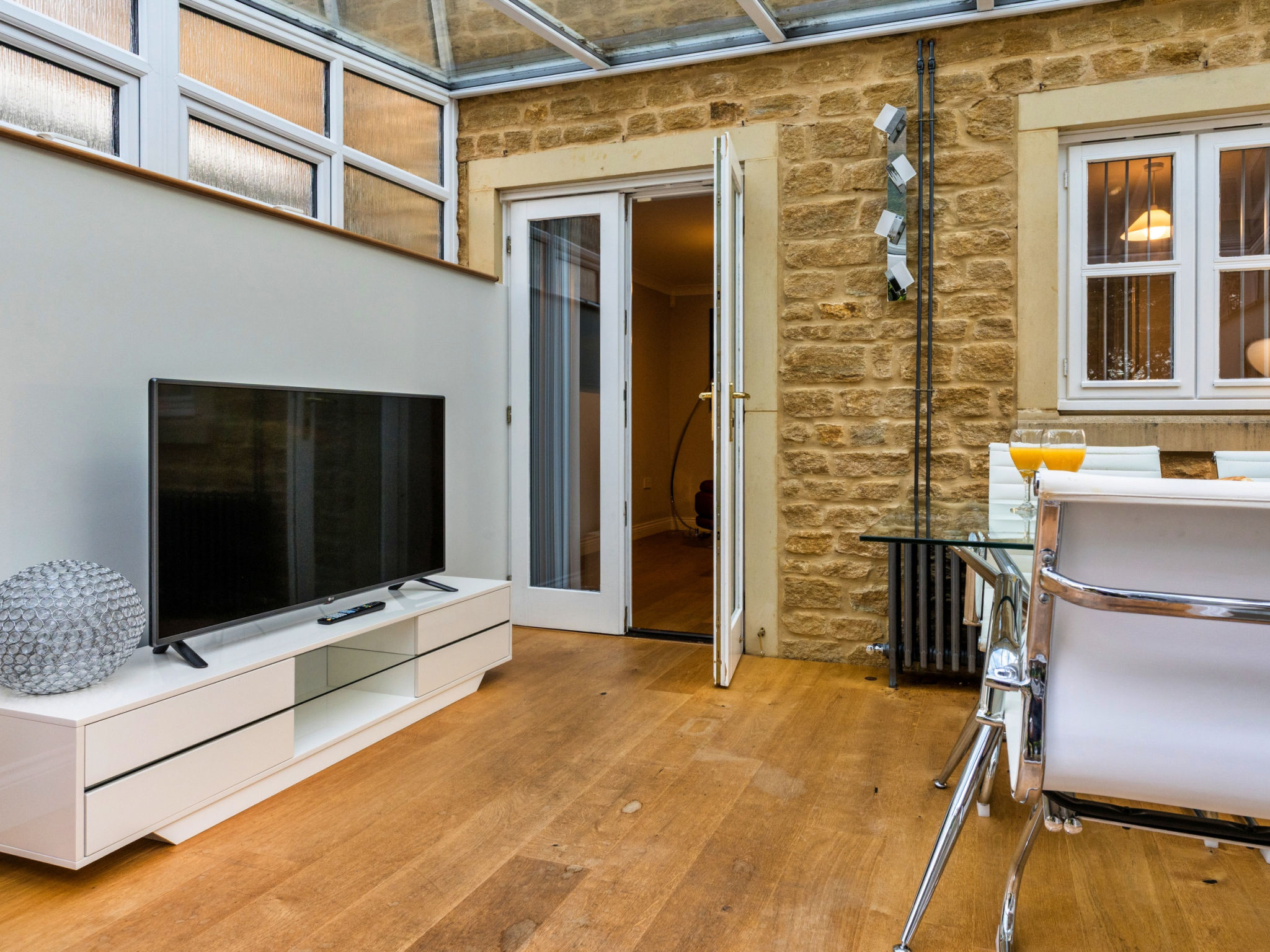 Hollies Cottage, Willow (2 bed) - Binnen