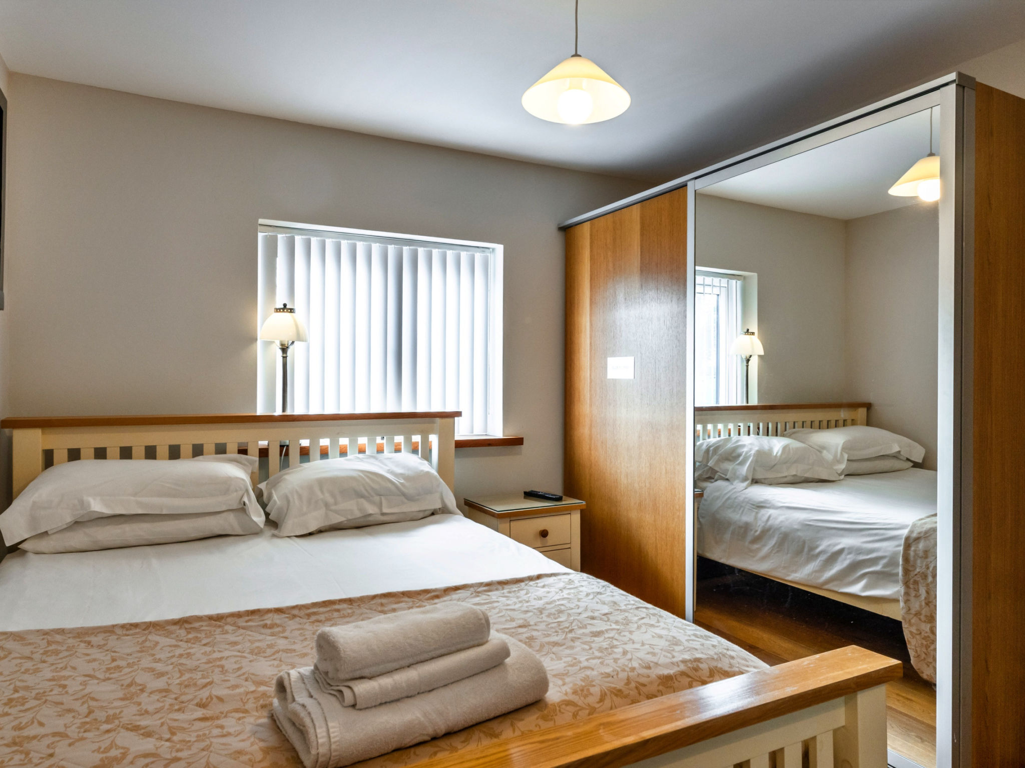 Hollies Cottage, Oak (3 bed) - Binnen