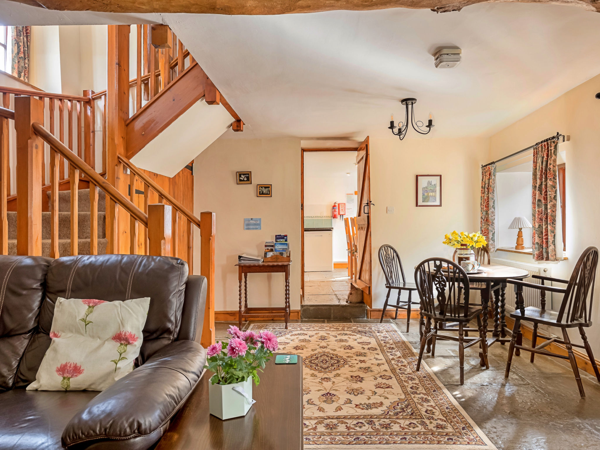Fives Court Cottage-Binnen