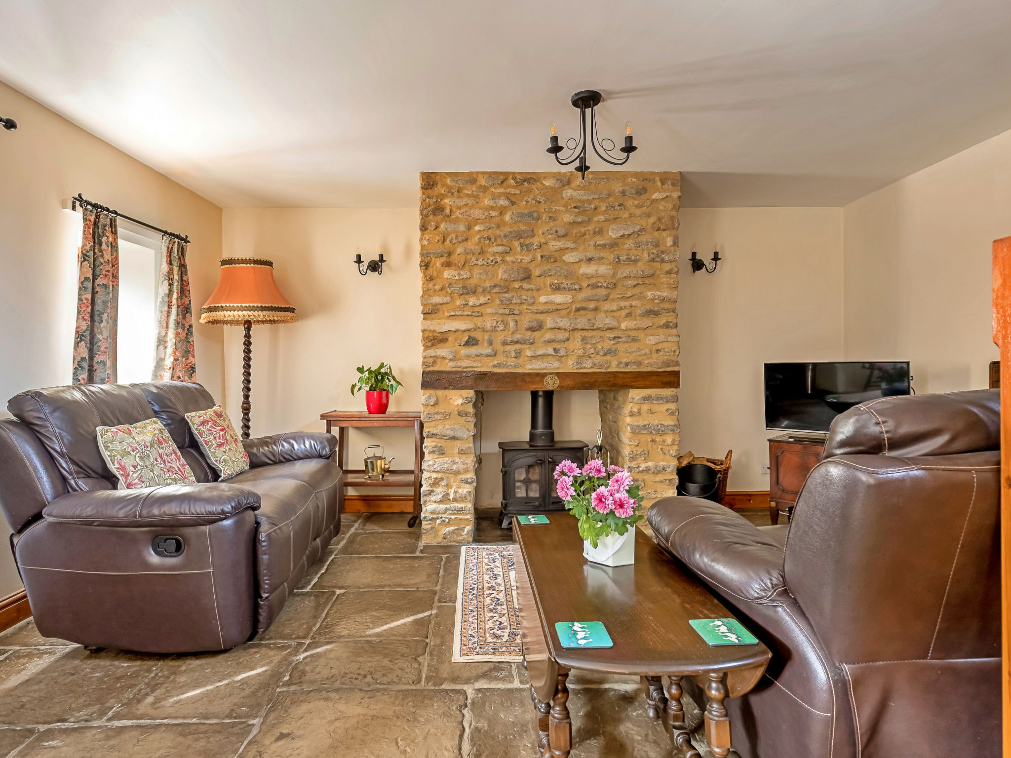 Fives Court Cottage-Binnen