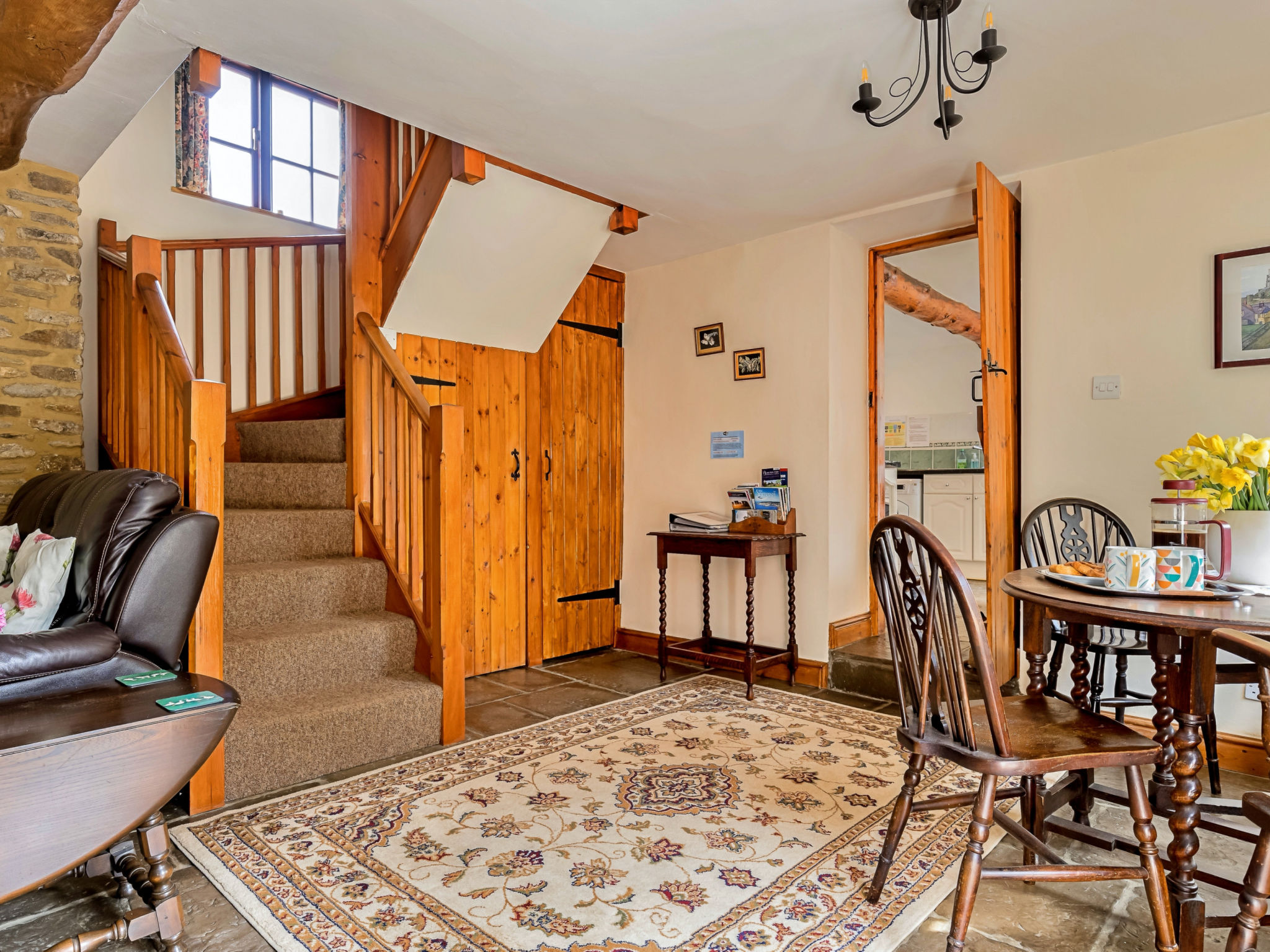 Fives Court Cottage-Binnen