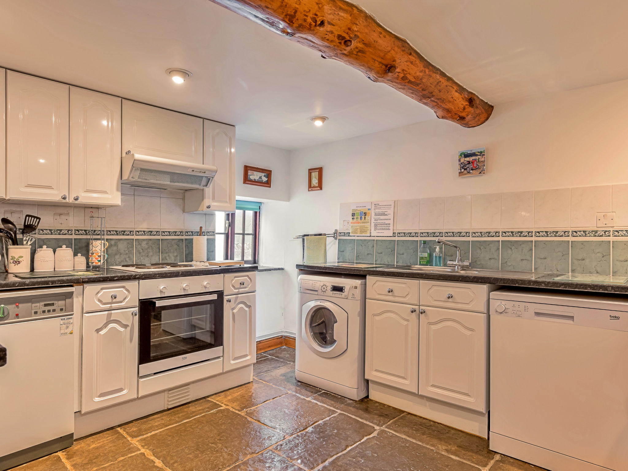 Fives Court Cottage-Binnen