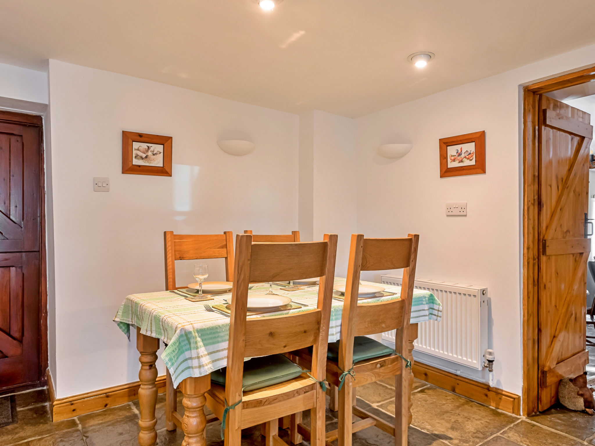 Fives Court Cottage-Binnen