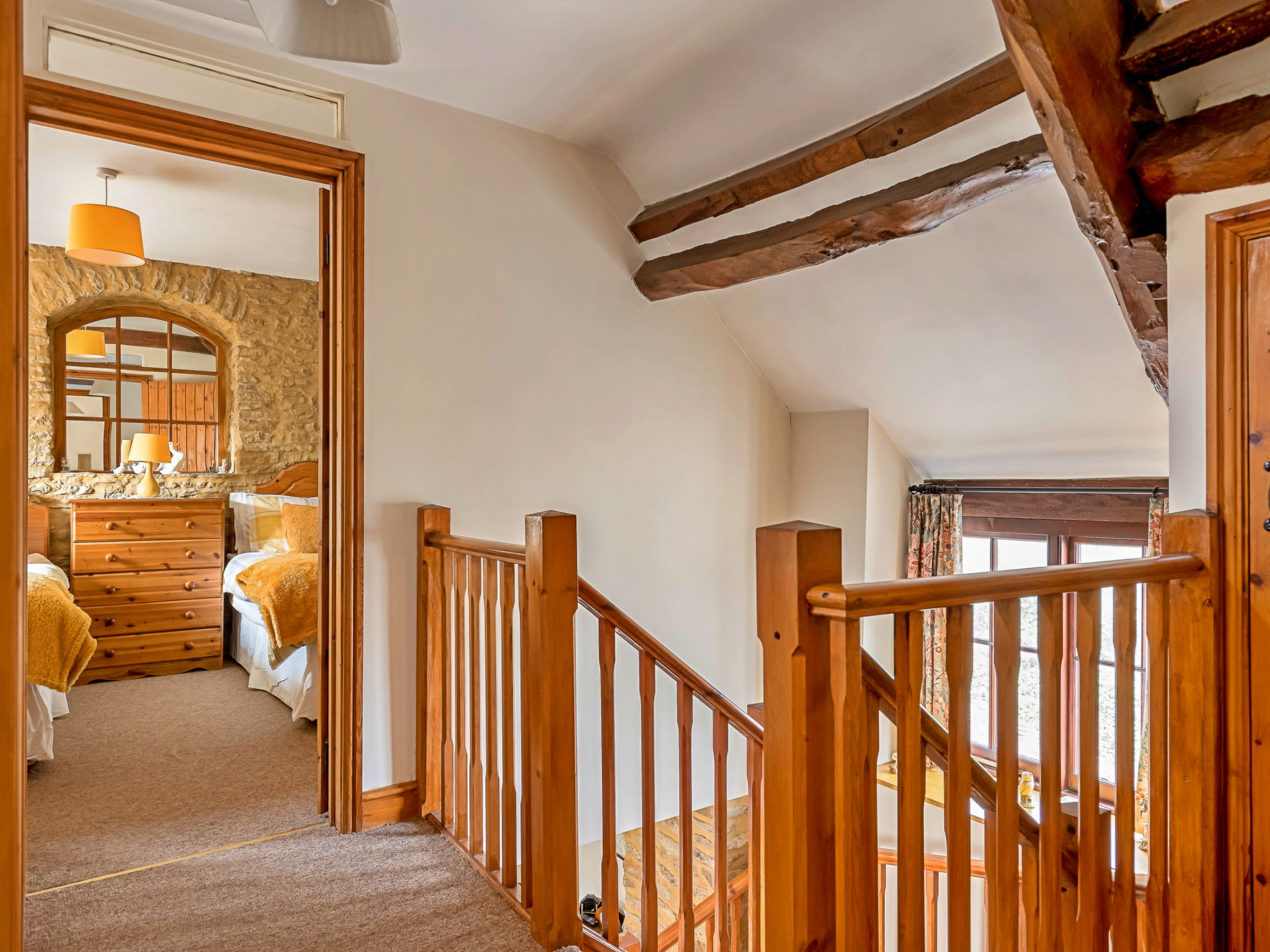 Fives Court Cottage-Binnen