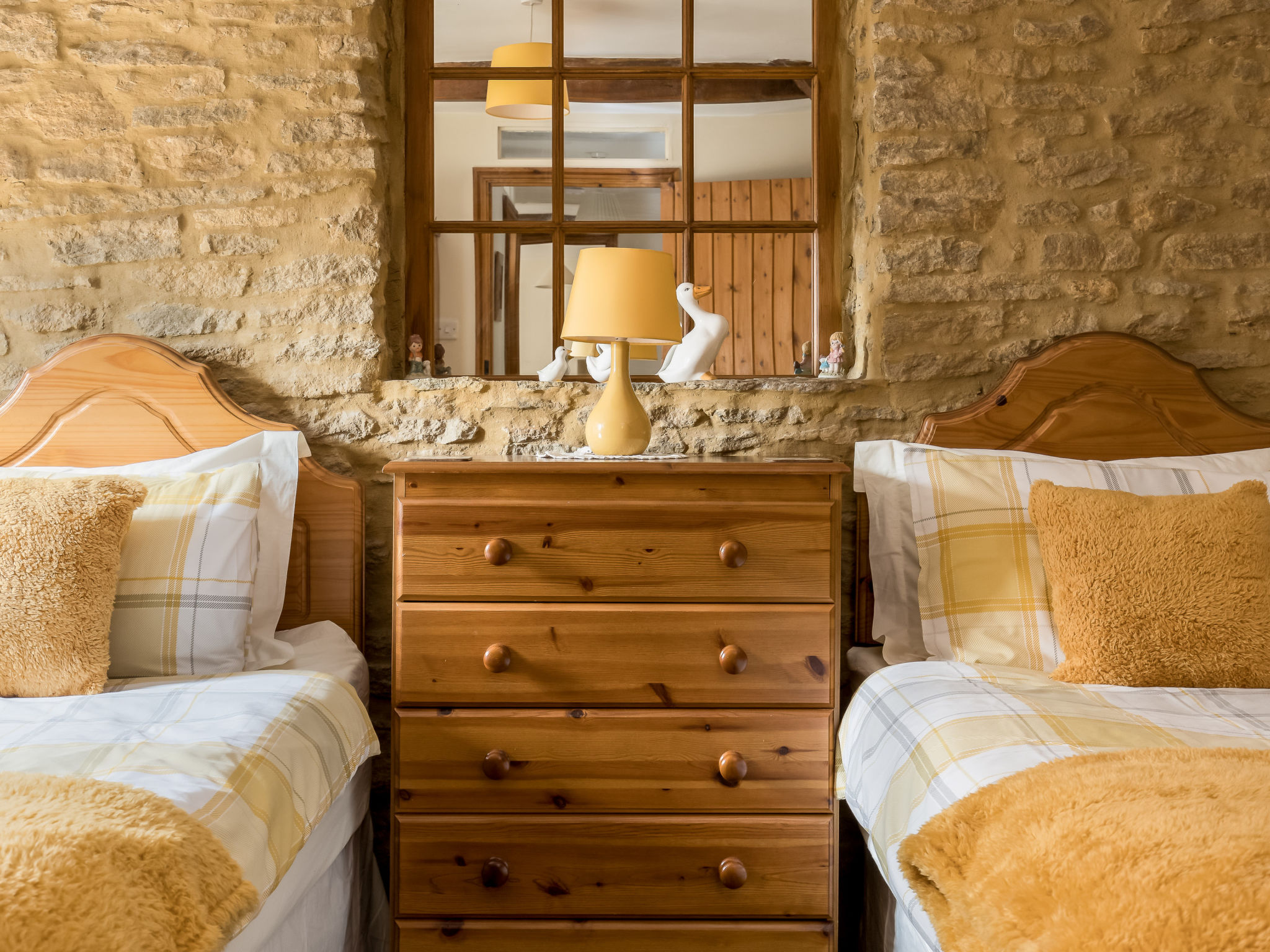 Fives Court Cottage-Binnen