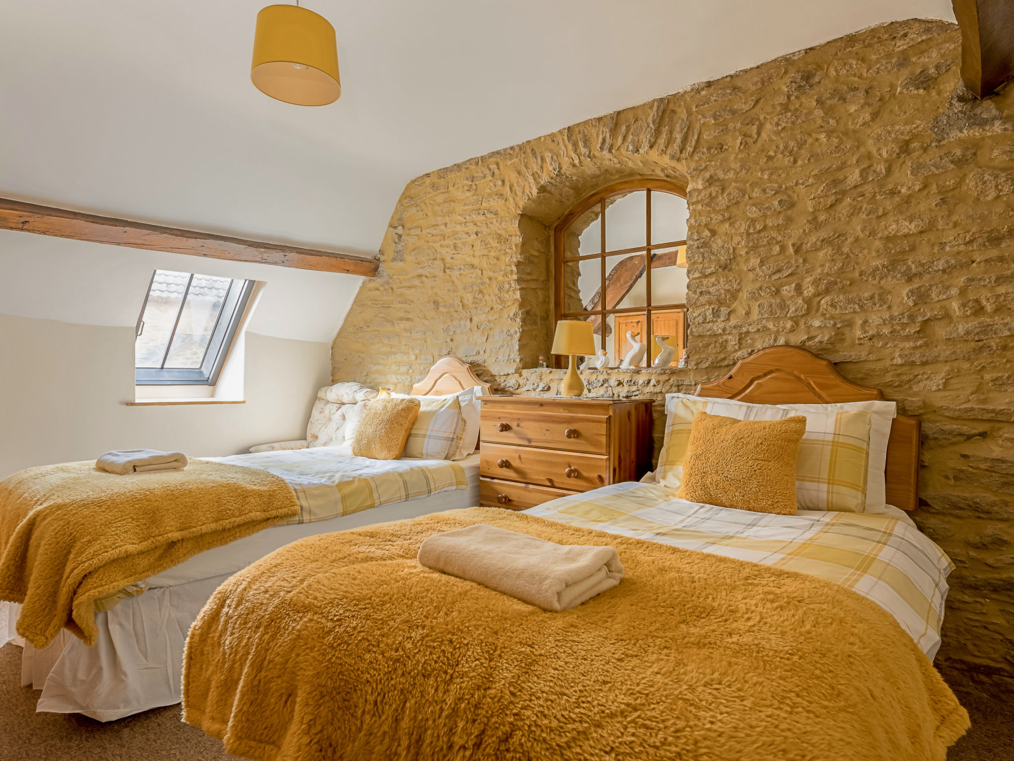 Fives Court Cottage-Binnen