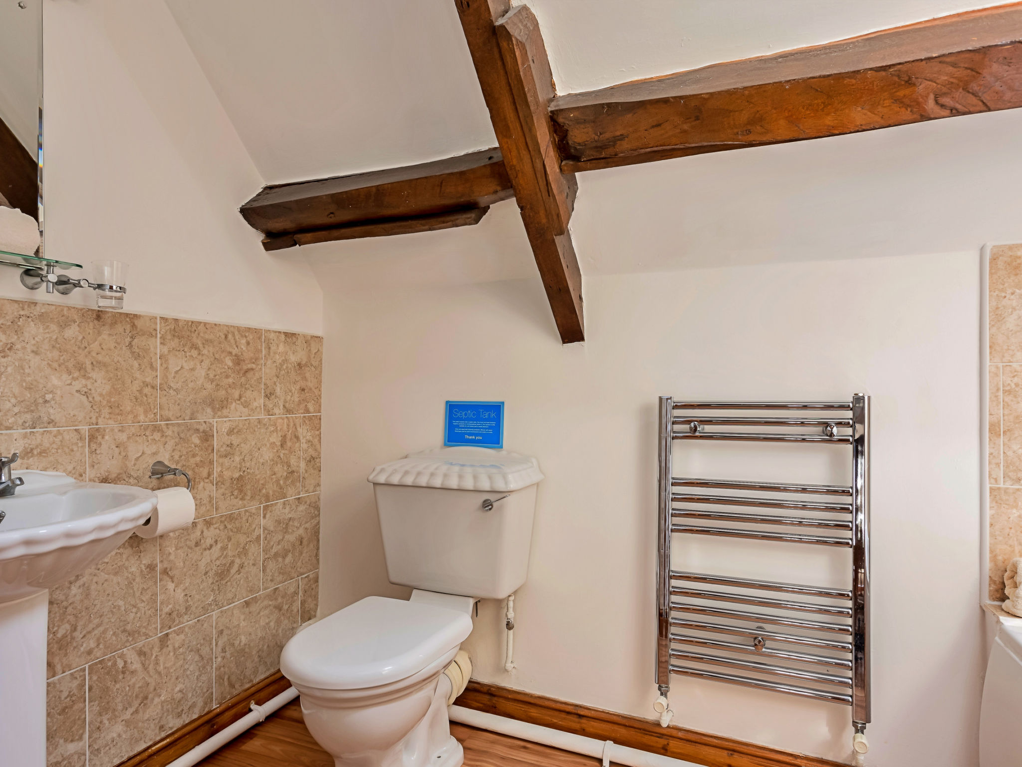 Fives Court Cottage-Binnen
