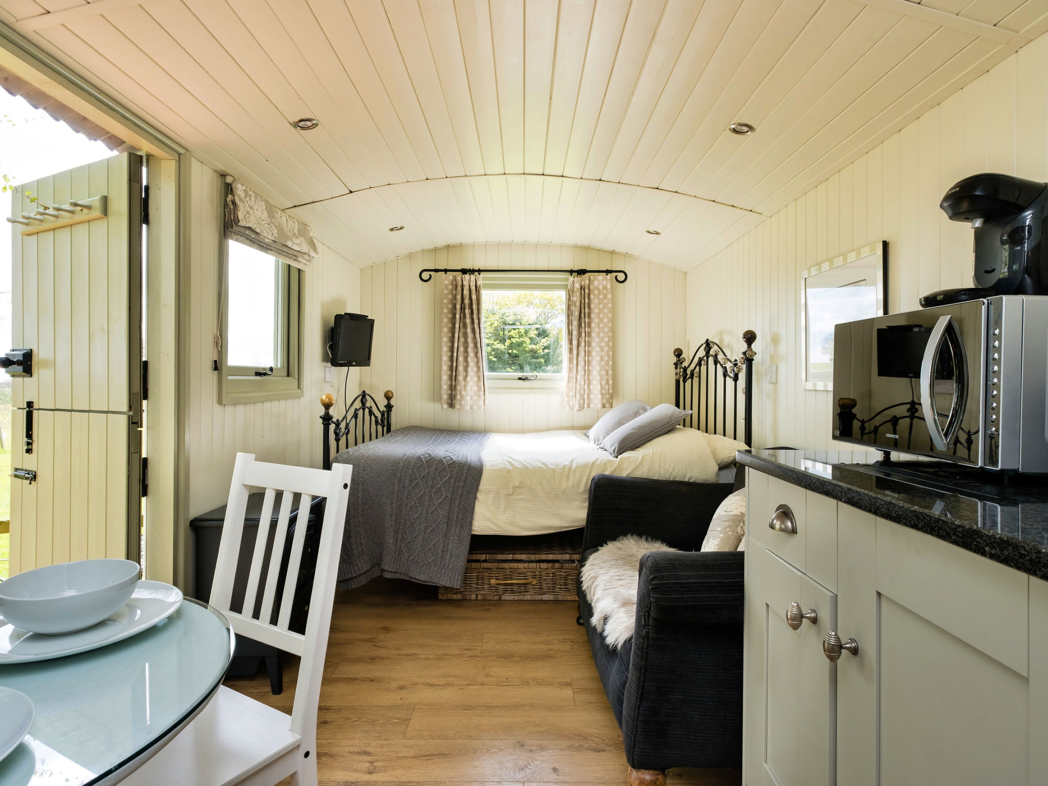 Hay and Hedgerow Glamping