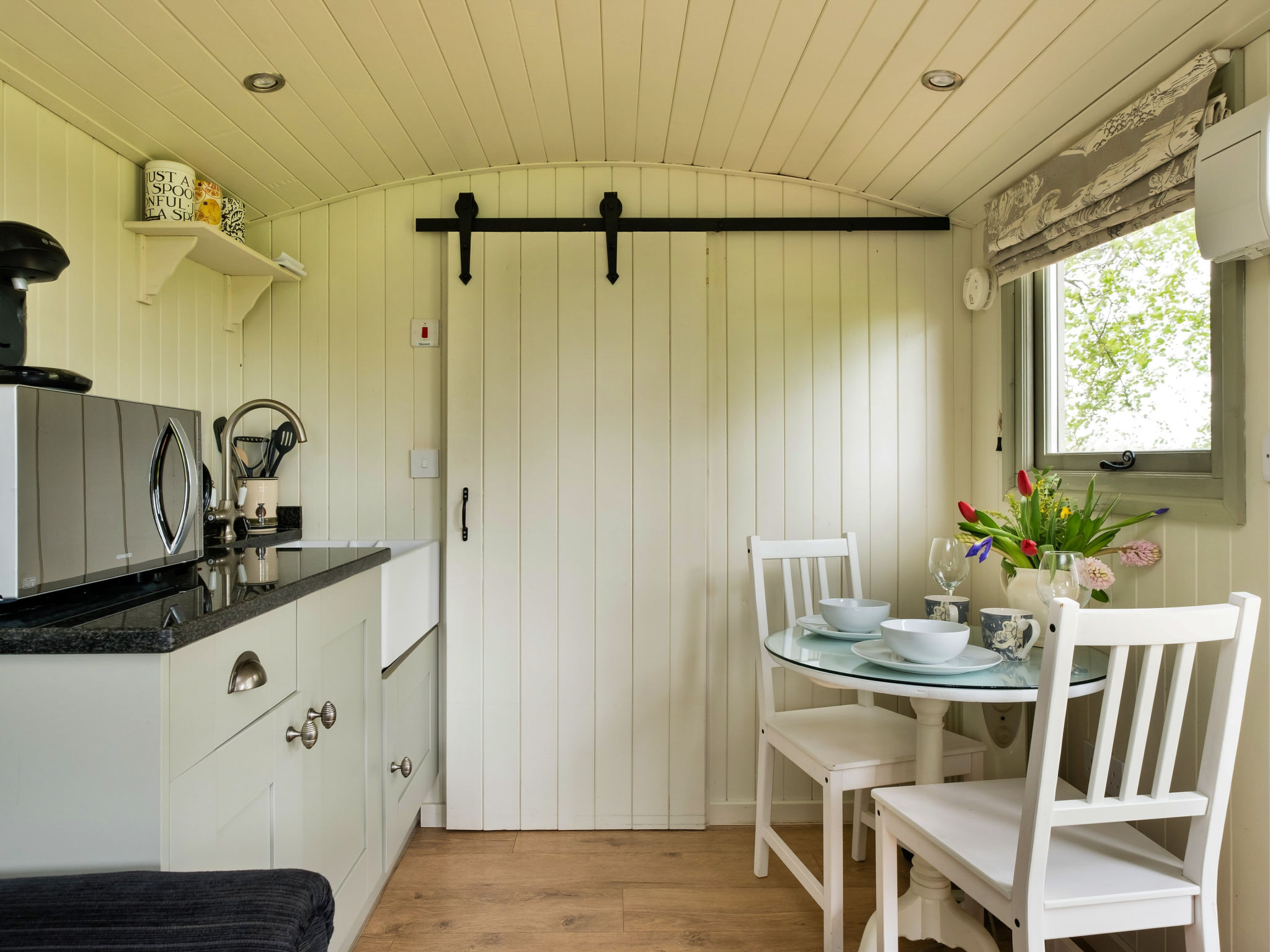 Hay and Hedgerow Glamping-Drinnen
