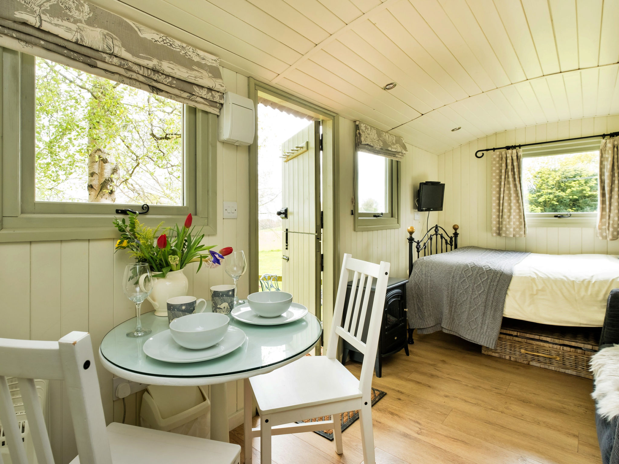 Hay and Hedgerow Glamping-Drinnen