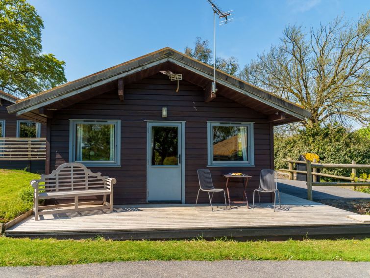 "Ash Lodge", chalet 3-kamers. Eenvoudig en gezellig ingericht: open woonkamer met TV. Open keuken (oven, 4 keramische glas kookplaten, broodrooster, waterkoker, magnetron) met eettafel. Douche/WC. Sou..