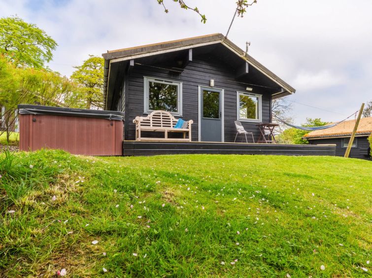 Aan het meer: Vrijstaand chalet met whirlpool in Launceston in Launceston