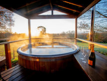 Knole Luxury Dome: Glamping in een ruime koepel nabij Canterbury - thumbnail 1