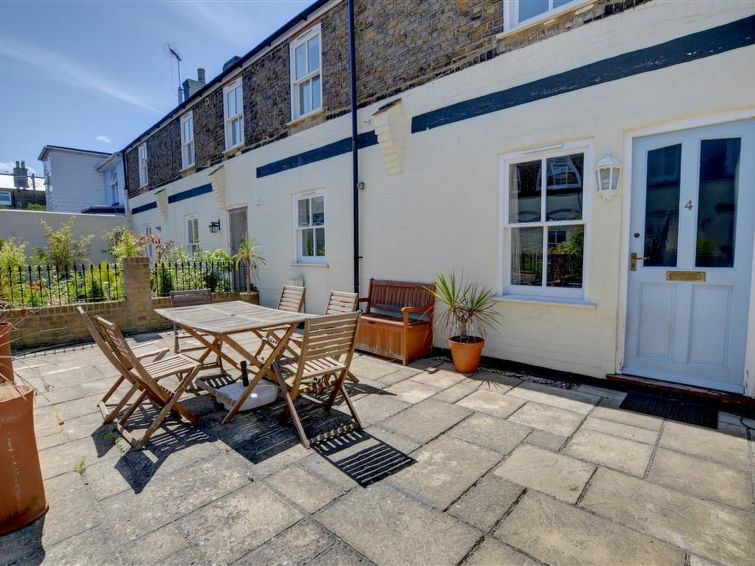 Cam Court Accommodation in Deal