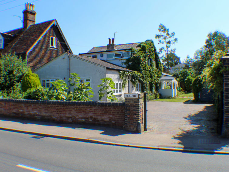 3-kamers cottage. Doelmatig en comfortabel ingericht: woon-/eetkamer met 1 divanbed, eettafel en TV (Flatscreen TV), CD-speler en DVD. 1 kamer met 1 2-pers bed. 1 kamer met 2 bedden. Keuken (4-pits ko..