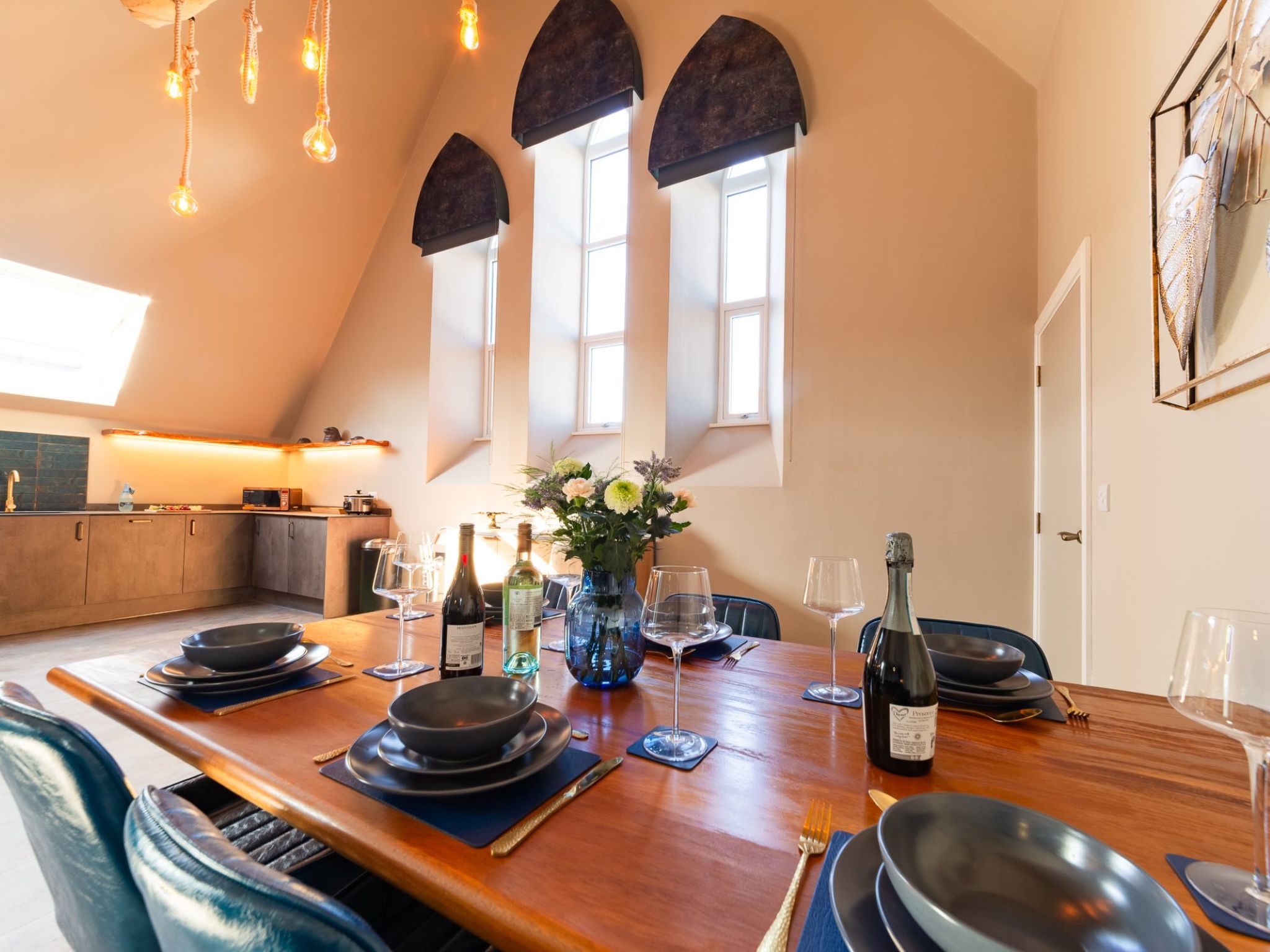 "Towan Beach", huis 10-kamers 154 m2. Ruim en licht, volledig gerenoveerd, mooi en luxueus ingericht: 5 groot 2-pers. kamers, elke kamer heeft 1 2-pers bed (180 cm, lengte 200 cm), TV (Flatscreen TV)...
