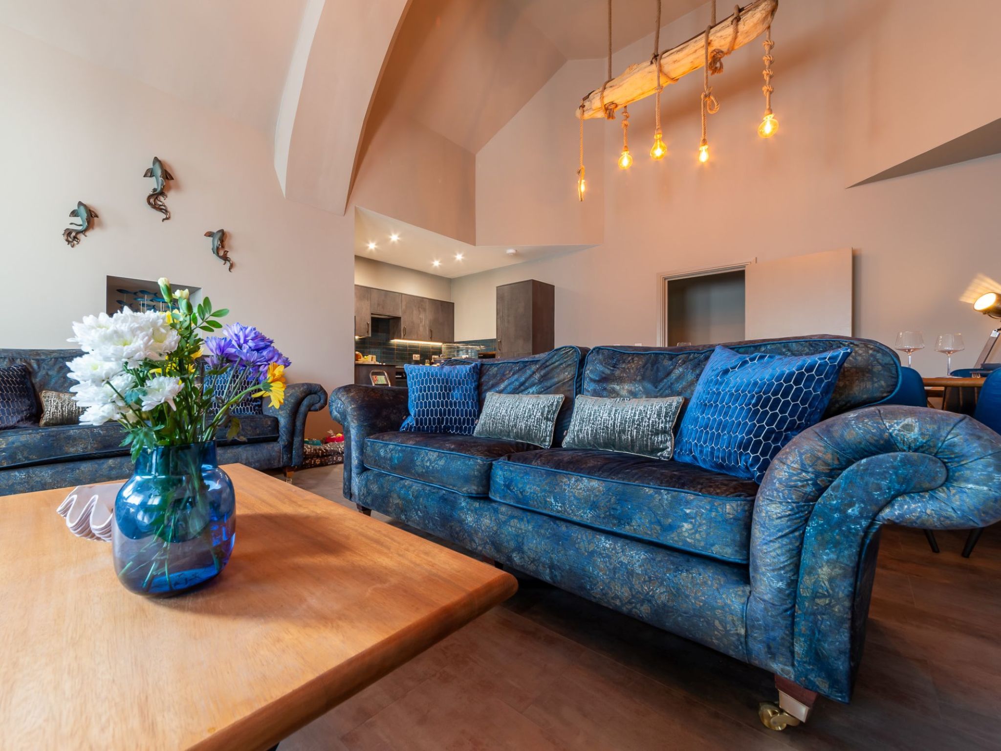 "Towan Lobster", huis 9-kamers. Ruim en licht, volledig gerenoveerd, mooi en luxueus ingericht: 6 groot 2-pers. kamers, elke kamer heeft 1 2-pers bed (180 cm, lengte 200 cm), TV (Flatscreen TV). 1 2-p..