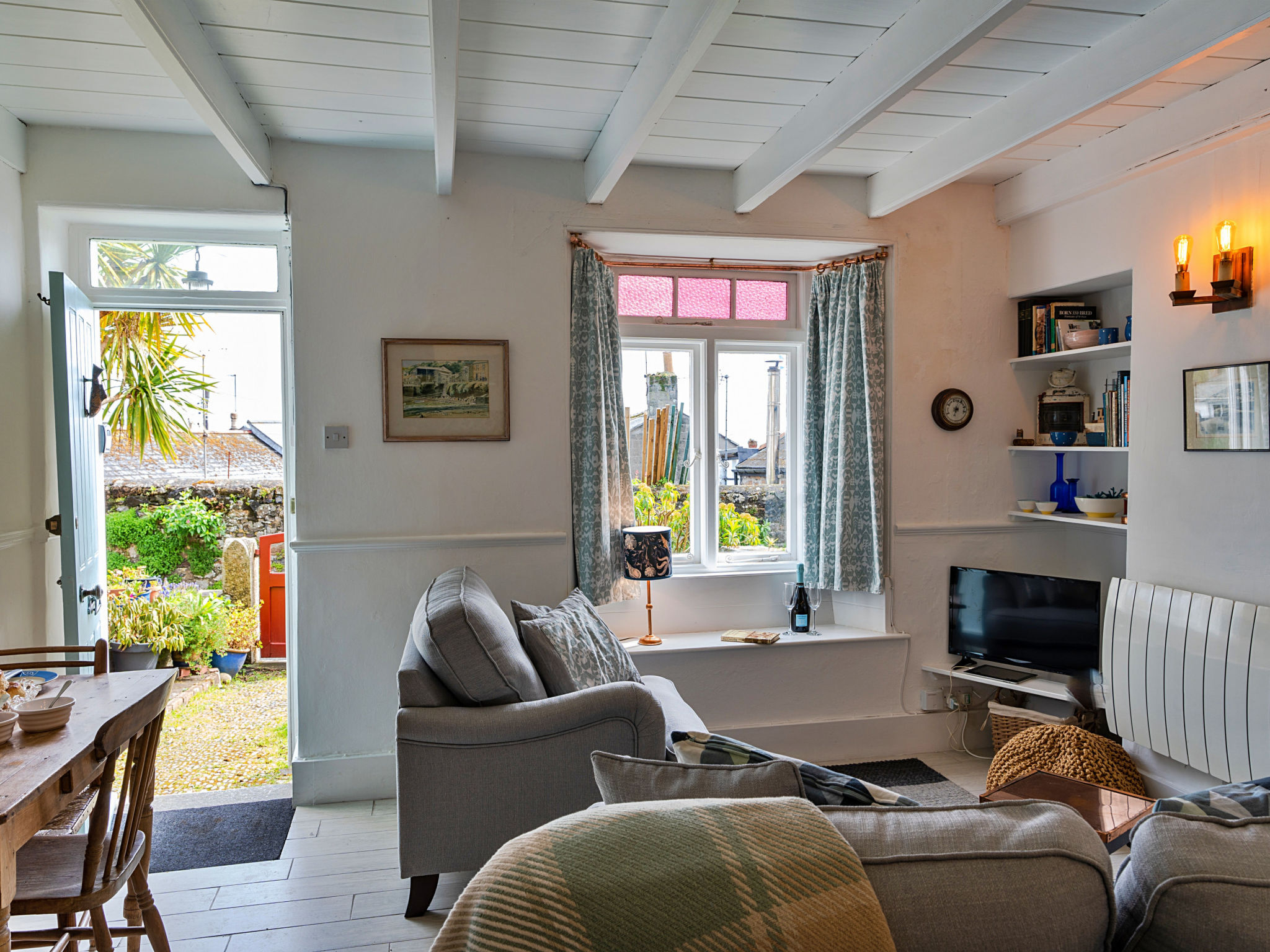 Cosy Mousehole Cottage with Sea Views-Binnen