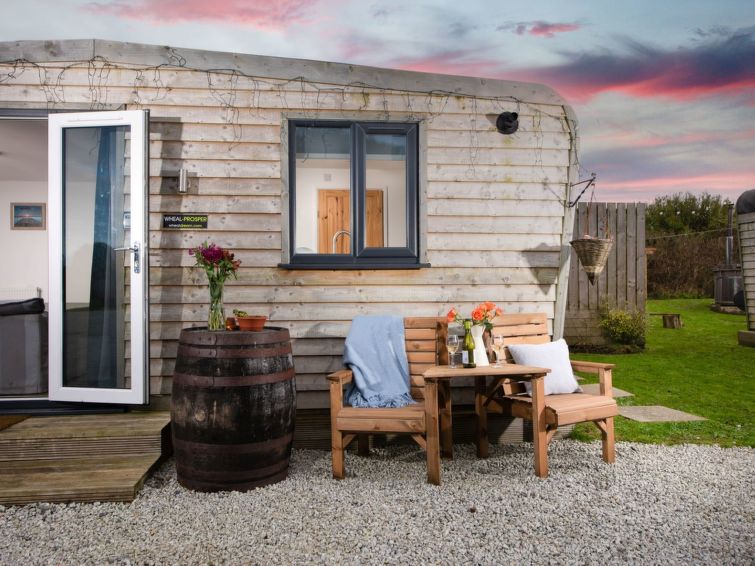 "Wheal Prosper Hot Tub Lodge", 3-Zimmer-Chalet. Geräumig und hell, modern und luxuriös eingerichtet: offenes Wohnzimmer mit 1 Doppeldiwanbett und TV (Flachbildschirm). Ausgang zum Garten. 1 Doppelzi..