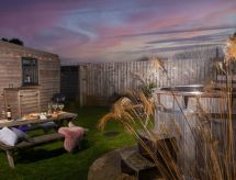 Chalet met hot tub aan de golfbaan, 6 km van zee - thumbnail 1