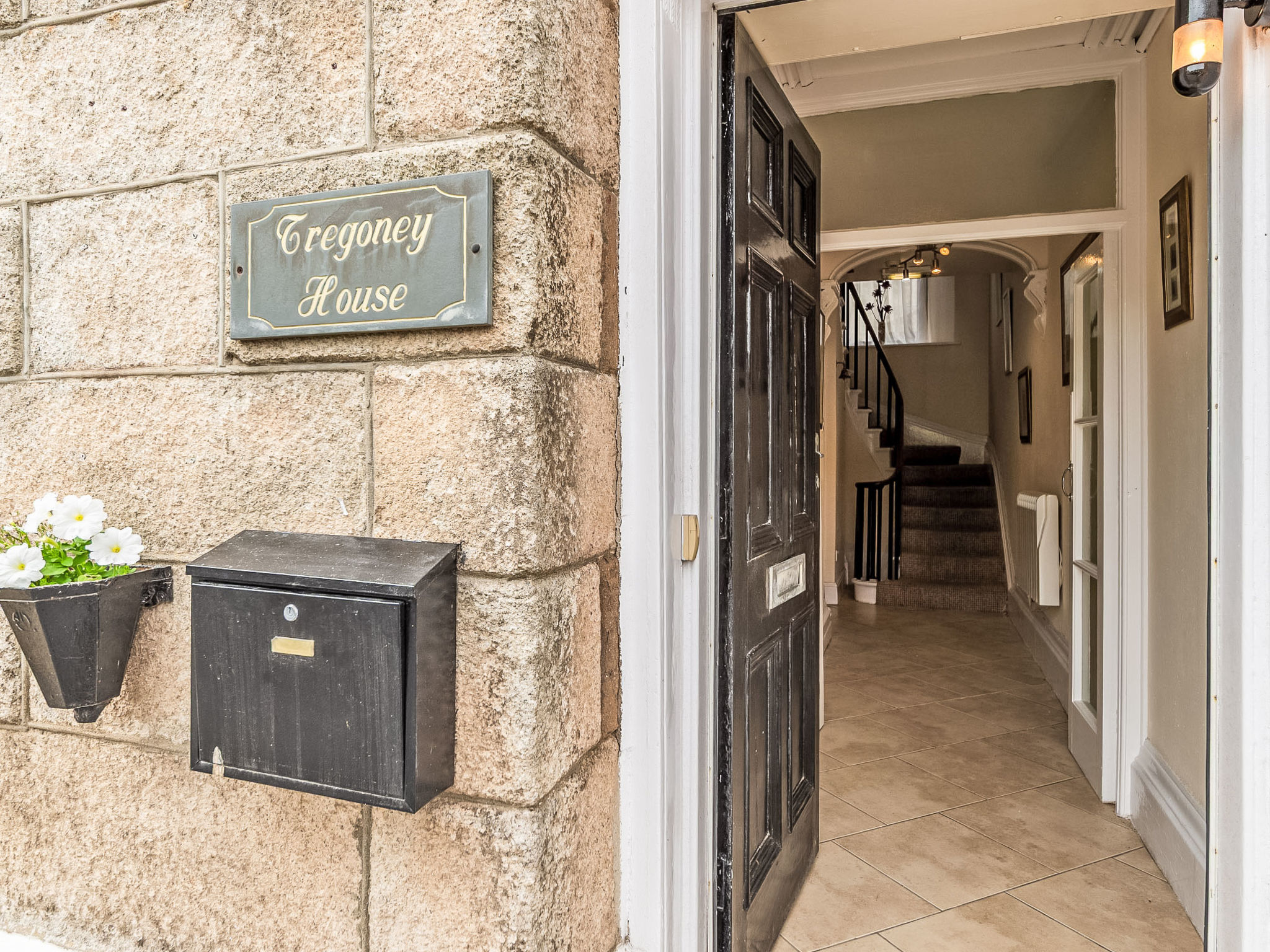 "Tregony House 2 Bedrooms", huis 4-kamers. Ruim en licht, mooi ingericht: hal. Groot woon-/eetkamer met Digitale TV. Groot keuken (oven, 4 keramische glas kookplaten, broodrooster, waterkoker, magnetr..