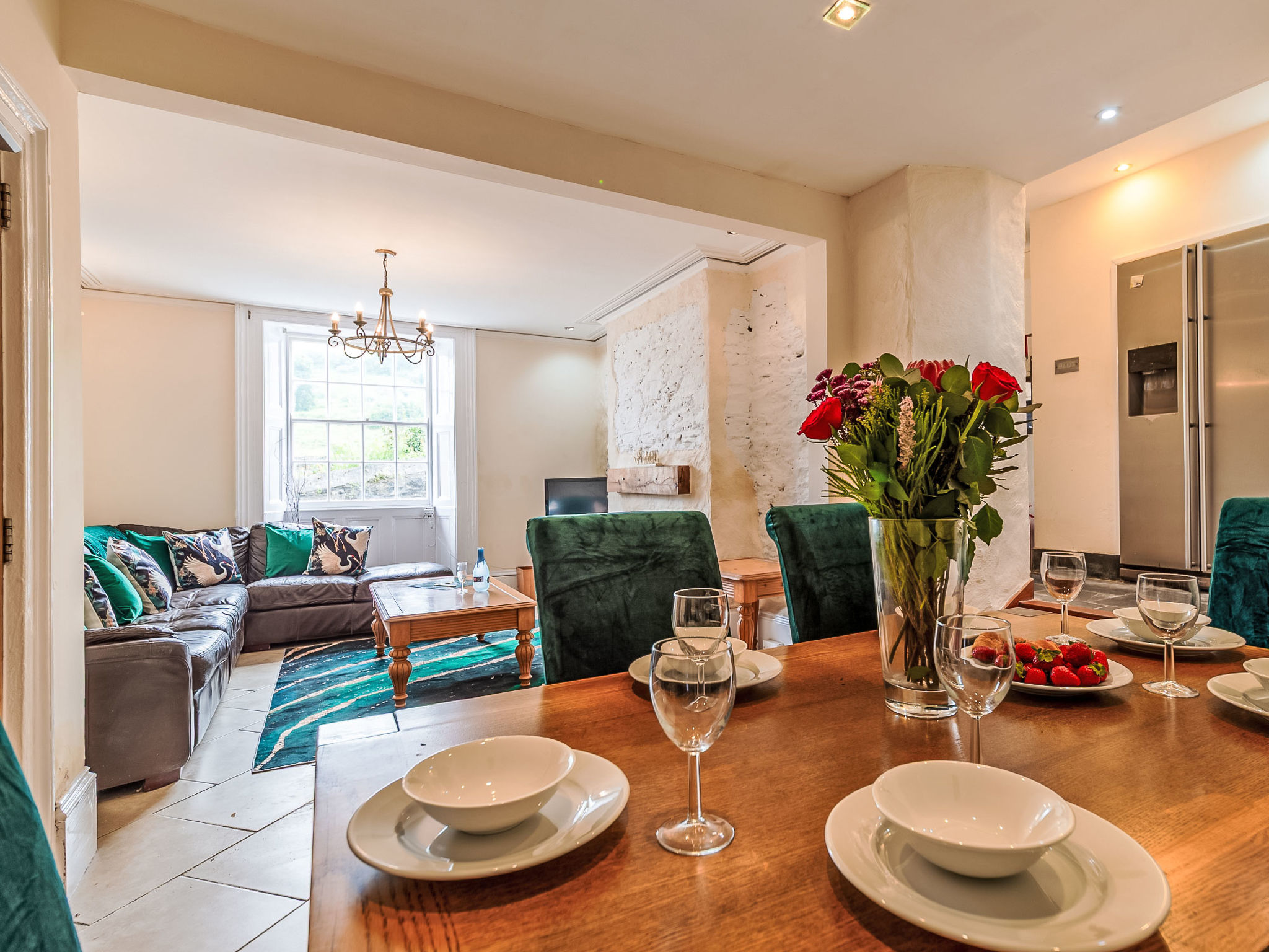 "Tregony House 1 Bedroom", huis 3-kamers. Ruim en licht, mooi ingericht: hal. Groot woon-/eetkamer met Digitale TV met aparte WC. Groot keuken (oven, 4 keramische glas kookplaten, magnetron, diepvriez..