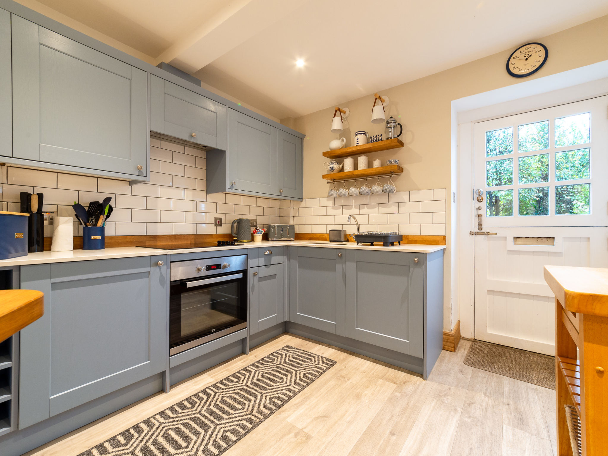 "Elm Cottage", 4-kamers cottage. Mooi en stijlvol ingericht: open woon-/eetkamer met eettafel, TV, DVD en elektrische verwarming. Keuken (oven, 4 keramische glas kookplaten, broodrooster, waterkoker, ..