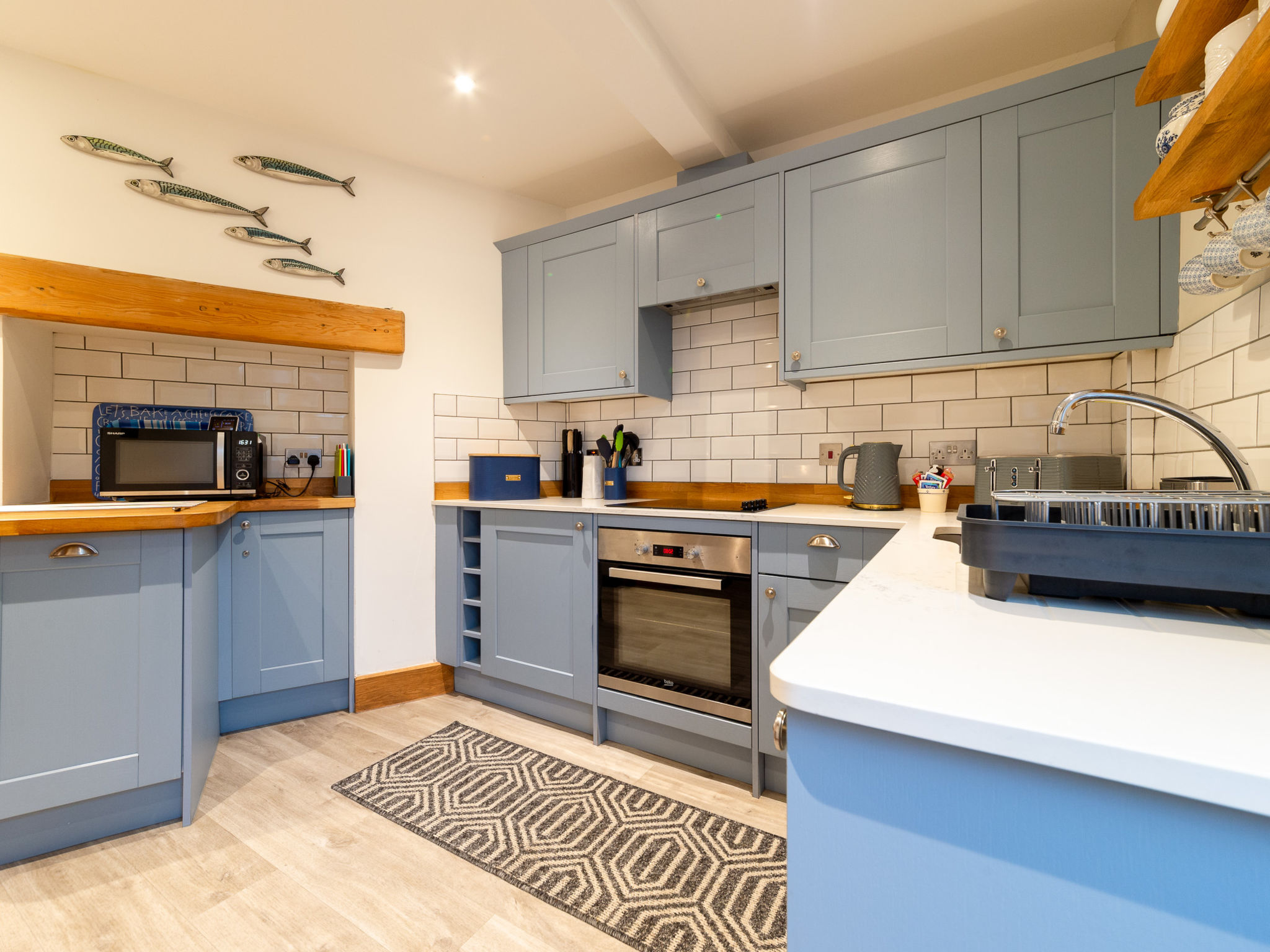 "Elm Cottage", 4-kamers cottage. Mooi en stijlvol ingericht: open woon-/eetkamer met eettafel, TV, DVD en elektrische verwarming. Keuken (oven, 4 keramische glas kookplaten, broodrooster, waterkoker, ..
