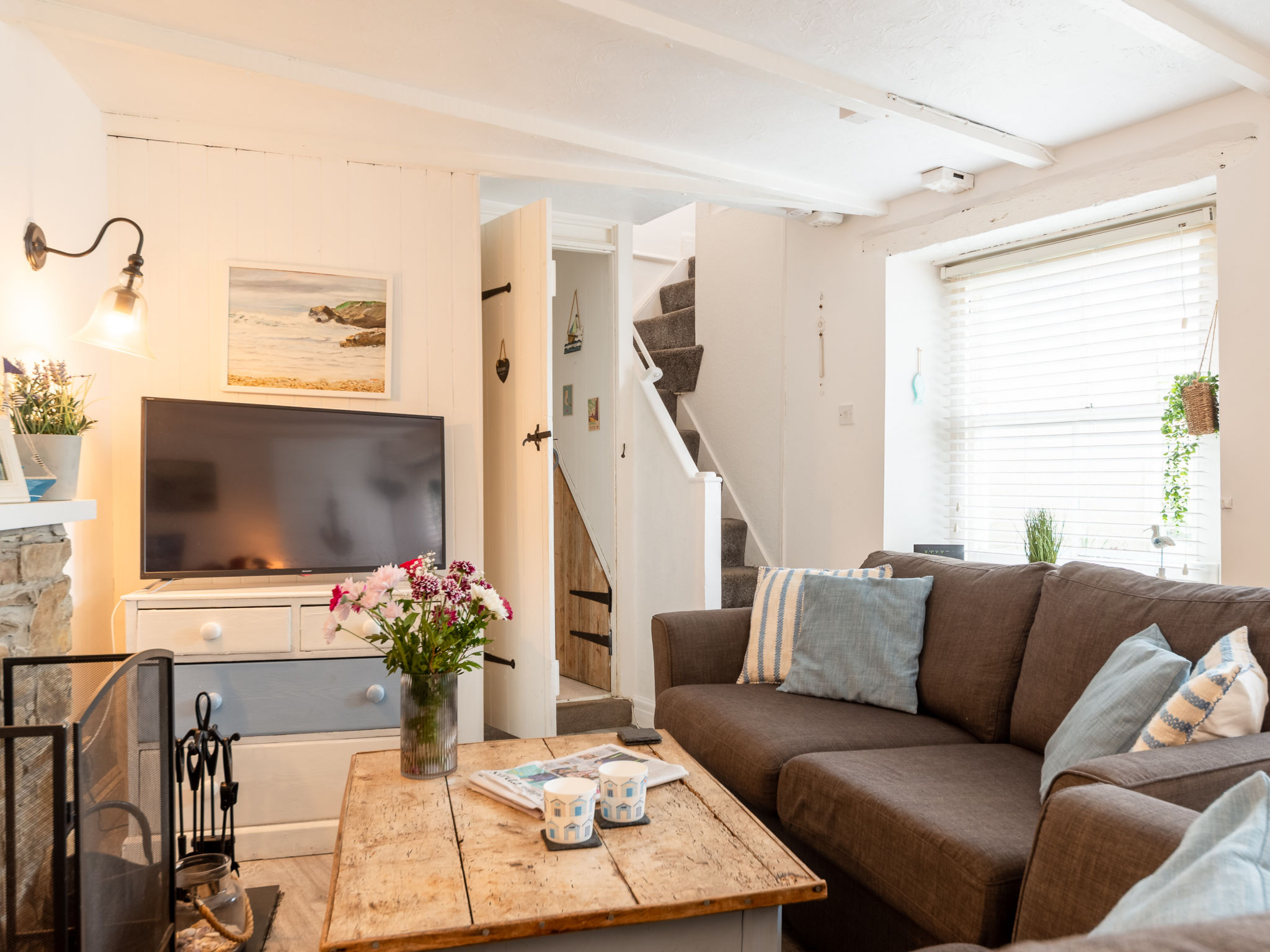 "Mermaid Cottage", 3-kamers cottage. Smaakvol en stijlvol ingericht: open woon-/eetkamer met eettafel, Digitale TV, elektrische verwarming en houtkachel. (oven, 4 keramische glas kookplaten, magnetron..