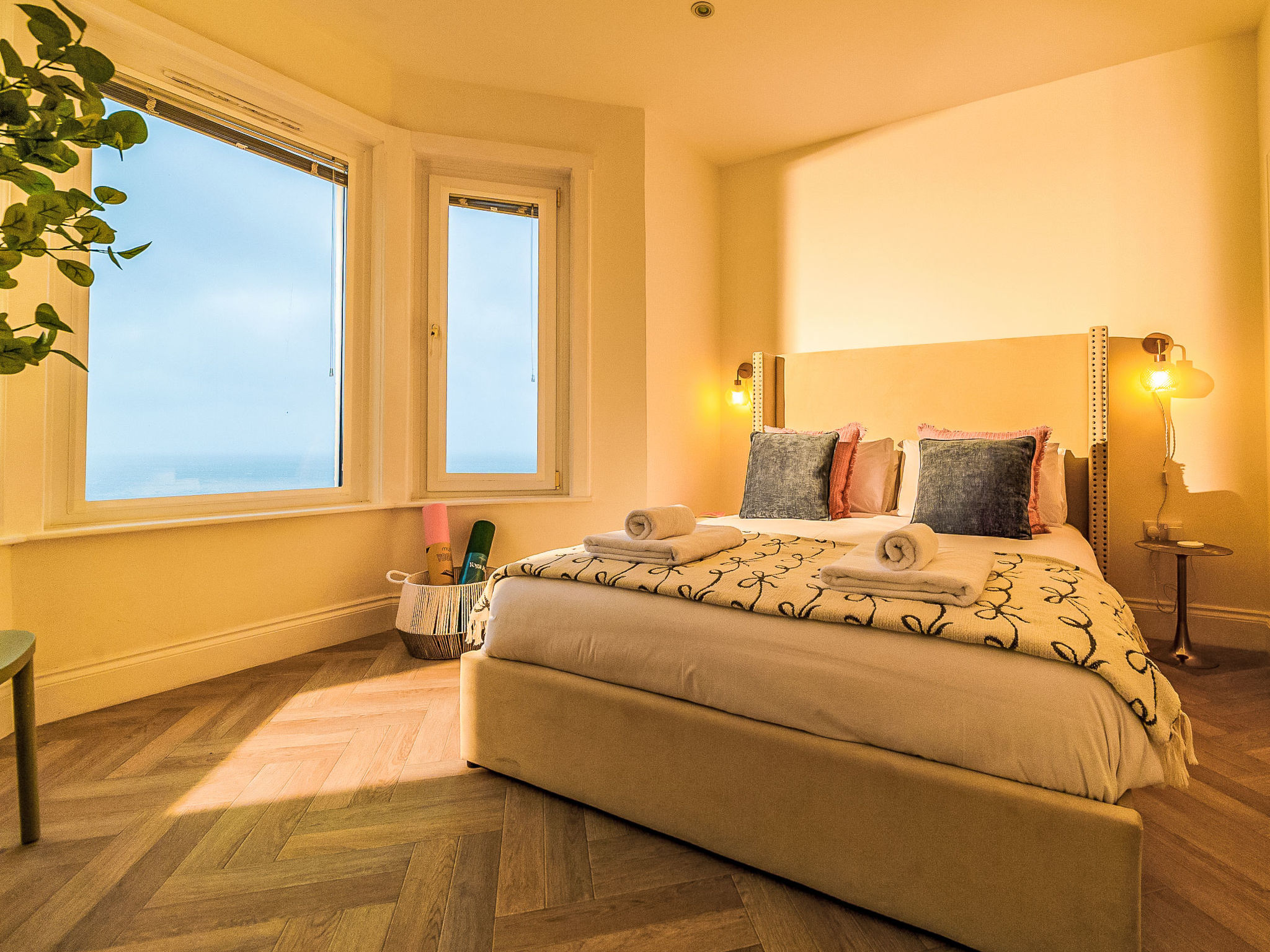 "4 Ocean Heights", appartement 3-kamers. Ruim en licht, modern en luxueus ingericht: open woonkamer met panoramavenster. Uitgang naar het balkon. 1 2-pers. kamer met 1 2-pers bed en douche/WC. 1 2-per..