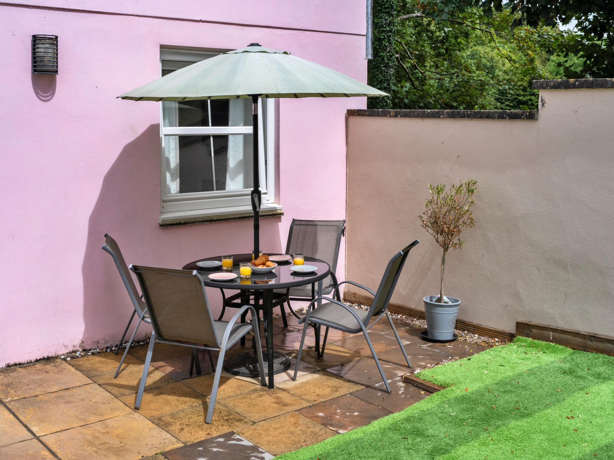 Marshmallow House - Outside
