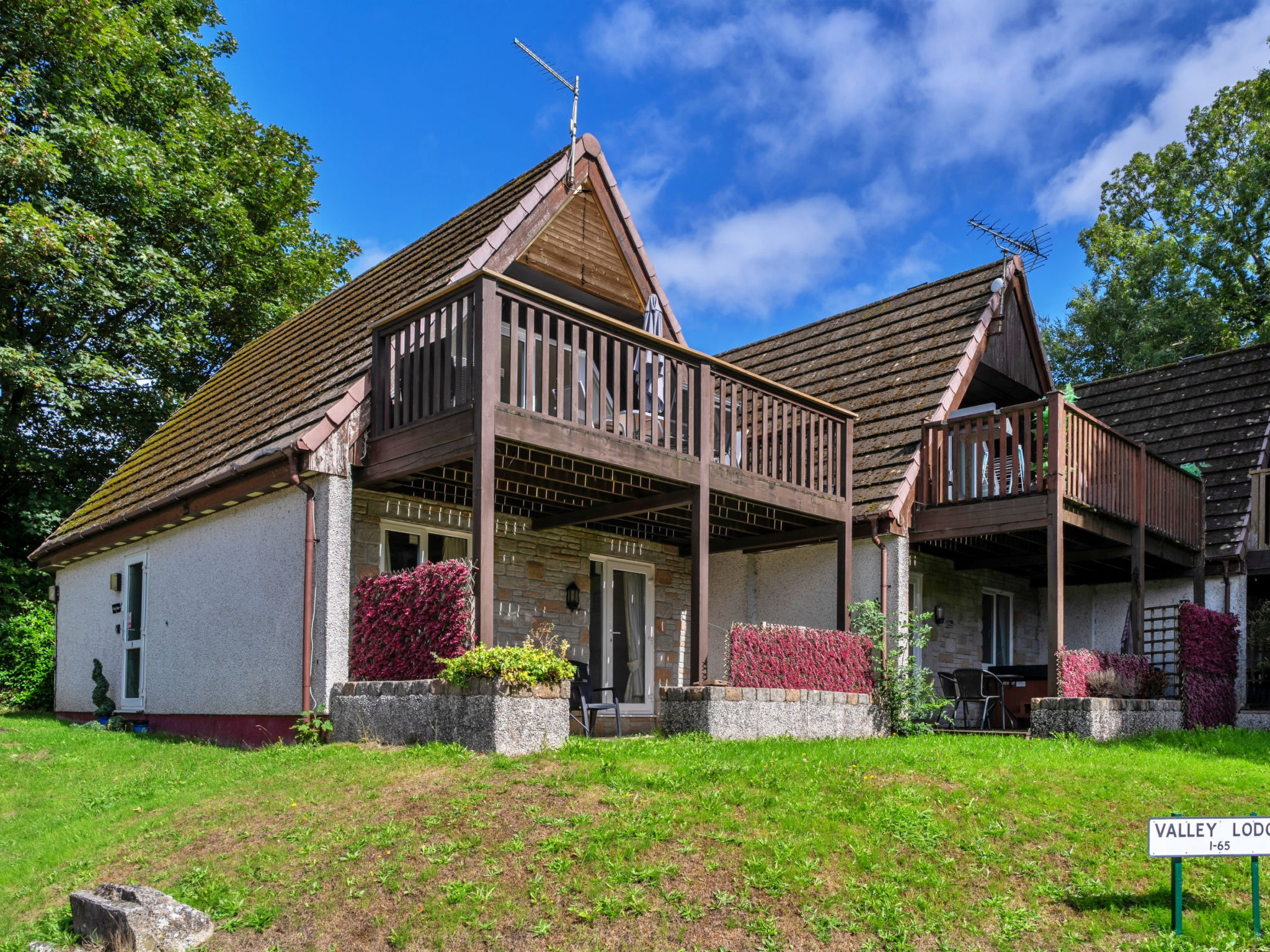 "Foxgloves Valley Lodge", chalet 4-kamers 85 m2. Het objekt is geschikt voor 6 volwassenen. Woonkamer met TV en DVD. 1 kamer met 1 2-pers bed. 1 kamer met 2 bedden. 1 kamer met 2 bedden. Open keuken (..