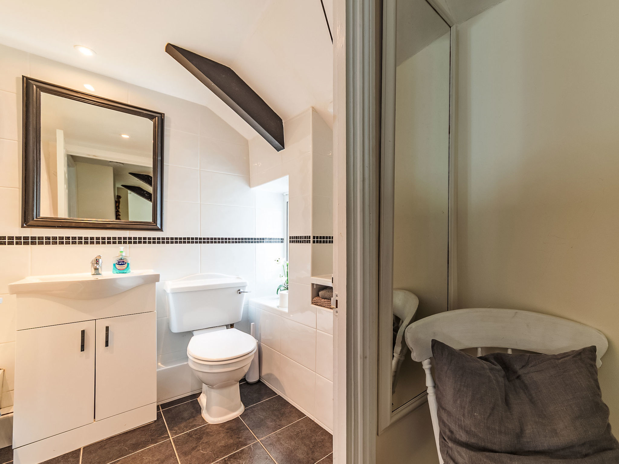 Cobble Cottage-Binnen