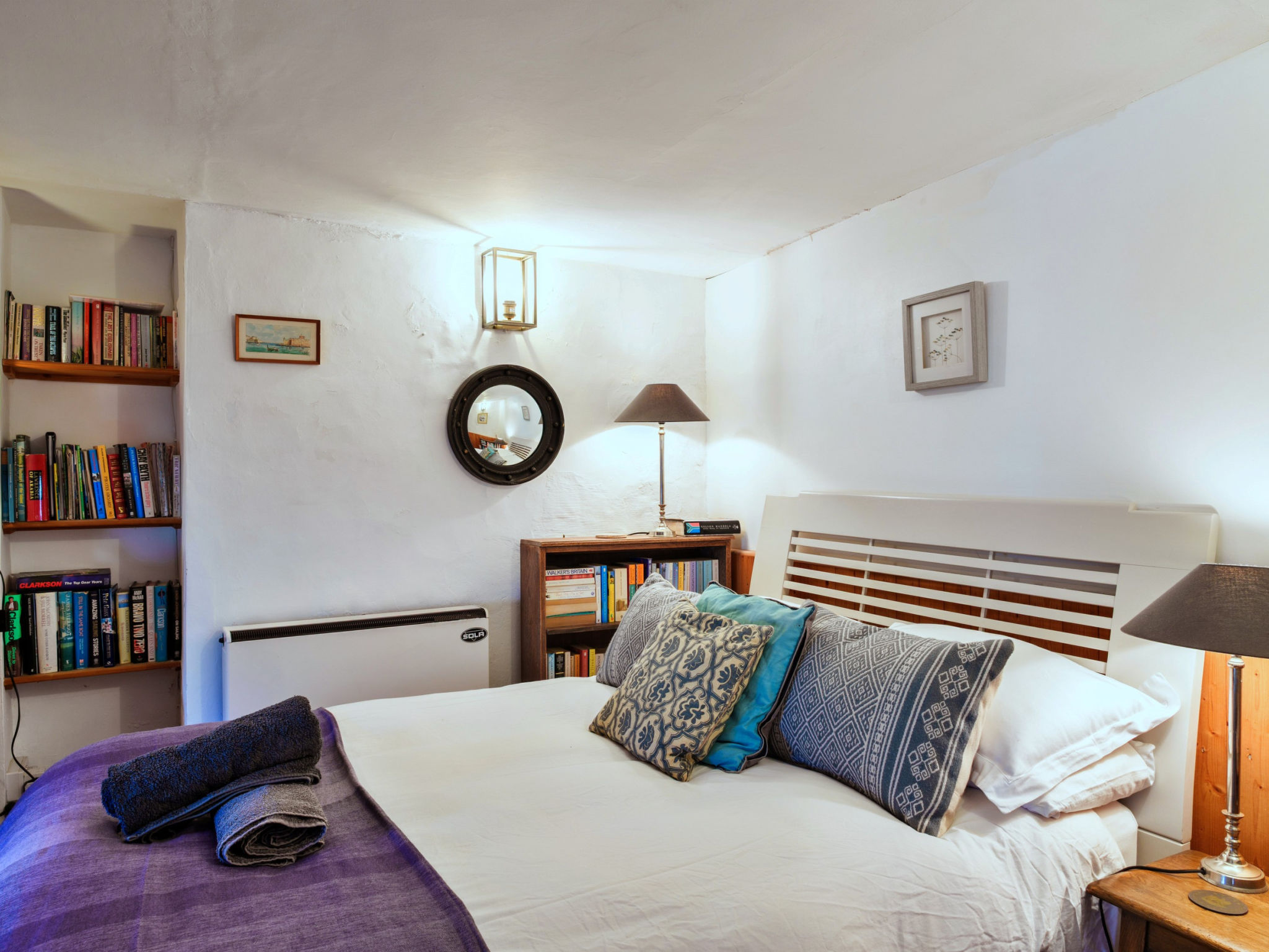 April Cottage-Binnen