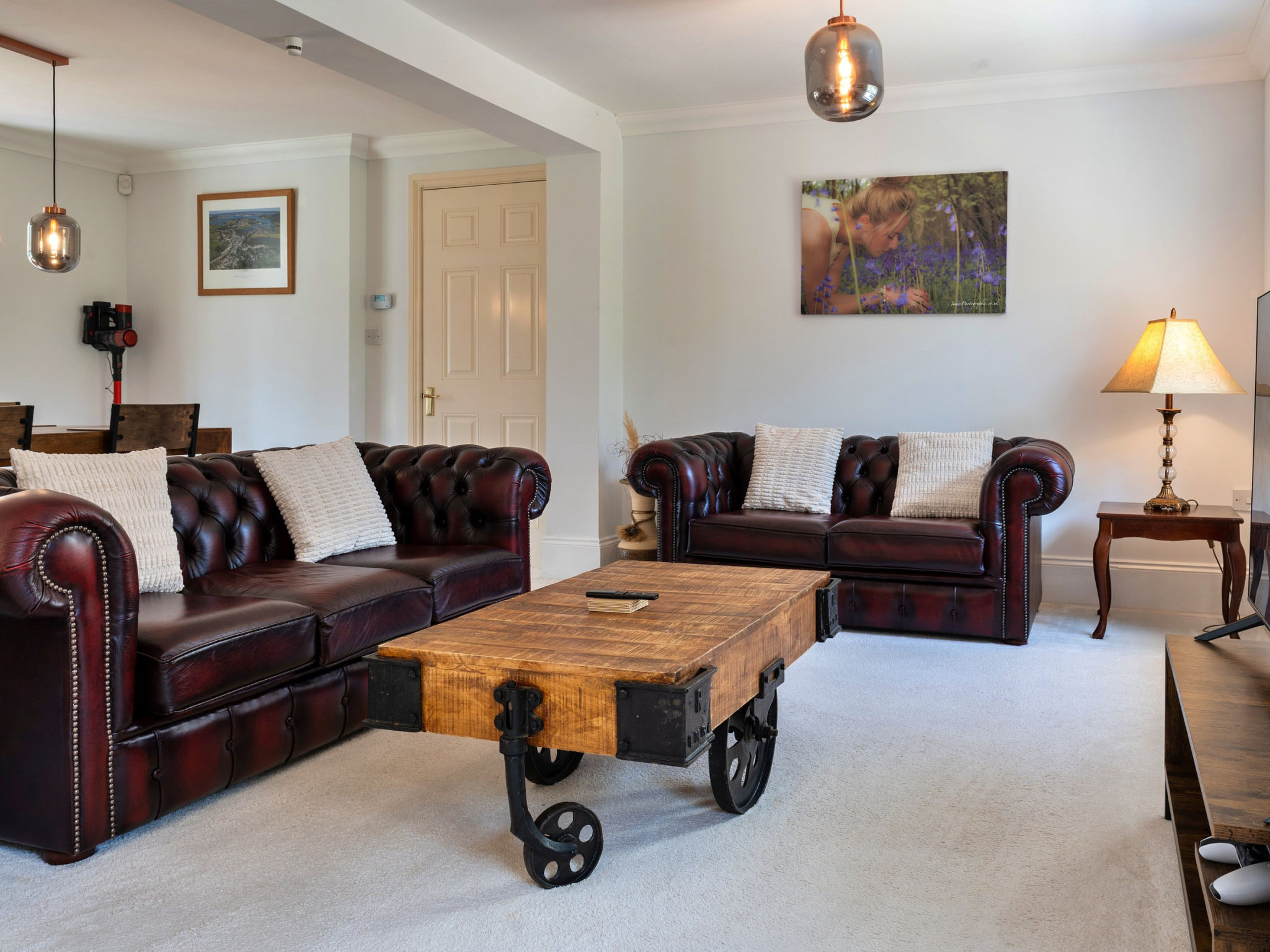 Nicely Tucked Away Cottage-Binnen