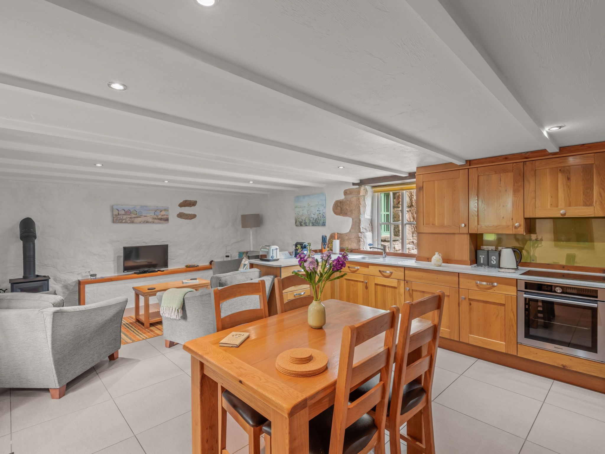 Idyllisches Landhaus mit wunderschönem Garten-Drinnen