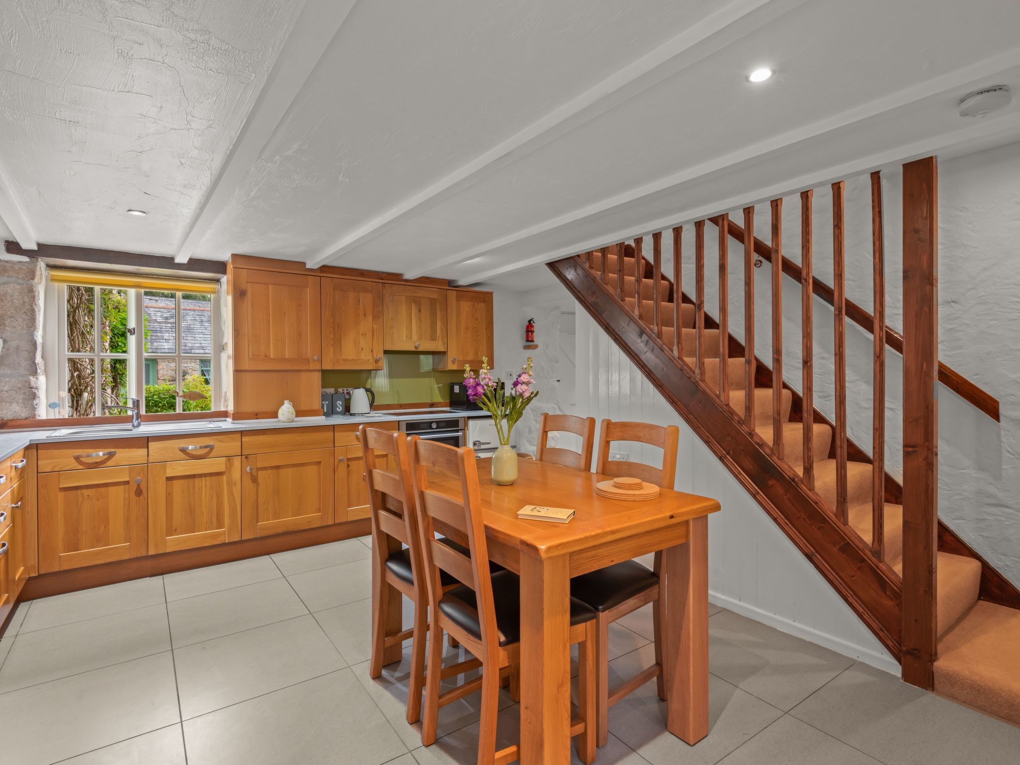 Idyllisches Landhaus mit wunderschönem Garten-Drinnen