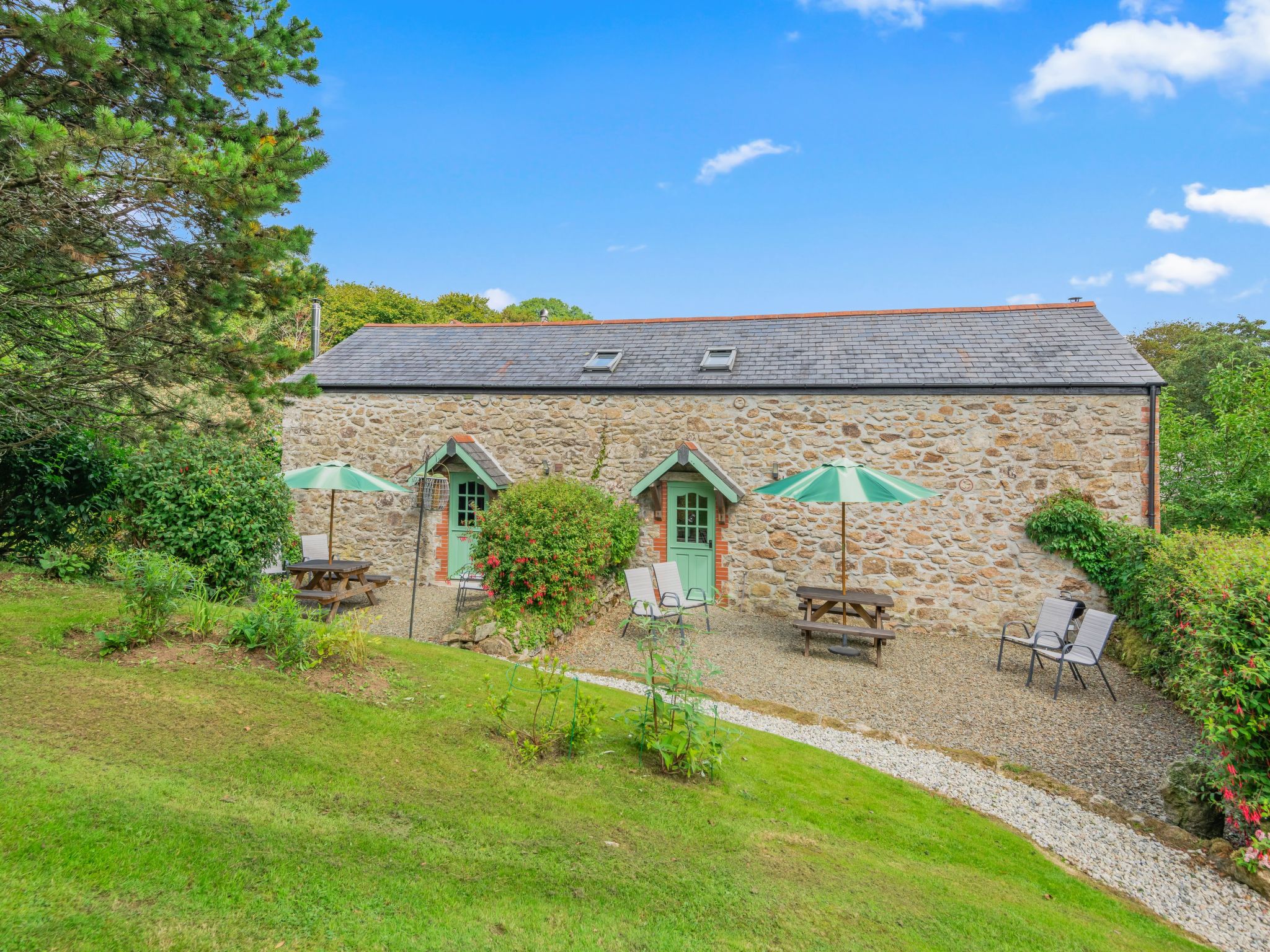 Idyllisches Landhaus mit wunderschönem Garten-Drinnen