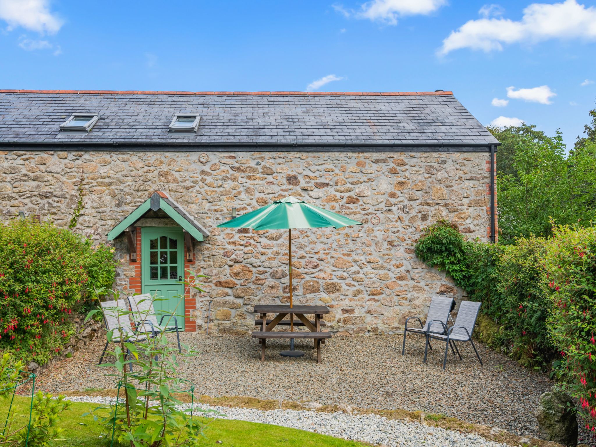 This pretty country property is one of three traditional holiday cottages set amidst the lush forests and meadows of the Fowey River within the Draynes Valley. Lavender cottage is a charming two-bedro..