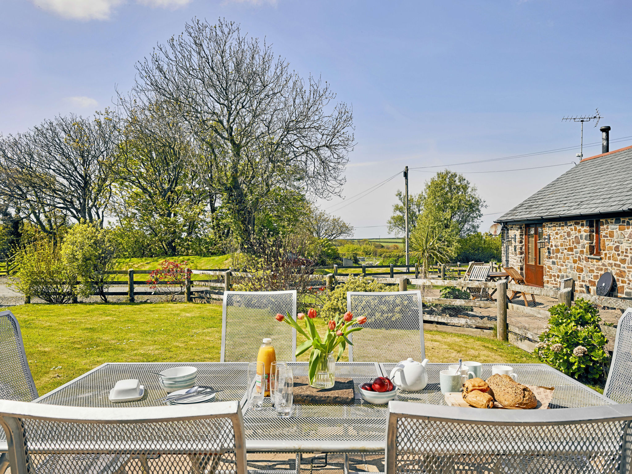 Hawthorn Barn-Outside